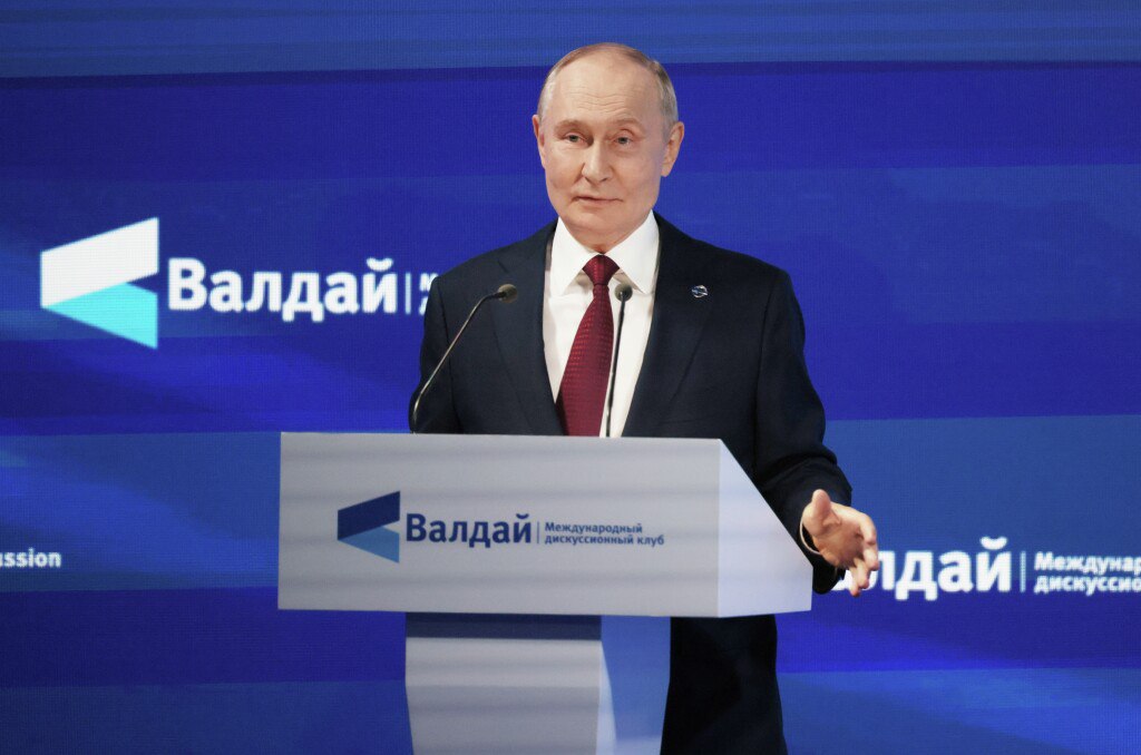 БРИКС будет работать над расширением возможностей электронных расчетов и торговли Путин сообщил что доля объединения в мировом ВВП на сегодня составляет 40 а у стран ЕС 23 Подписывайтесь на ПРАЙМ в МАХ