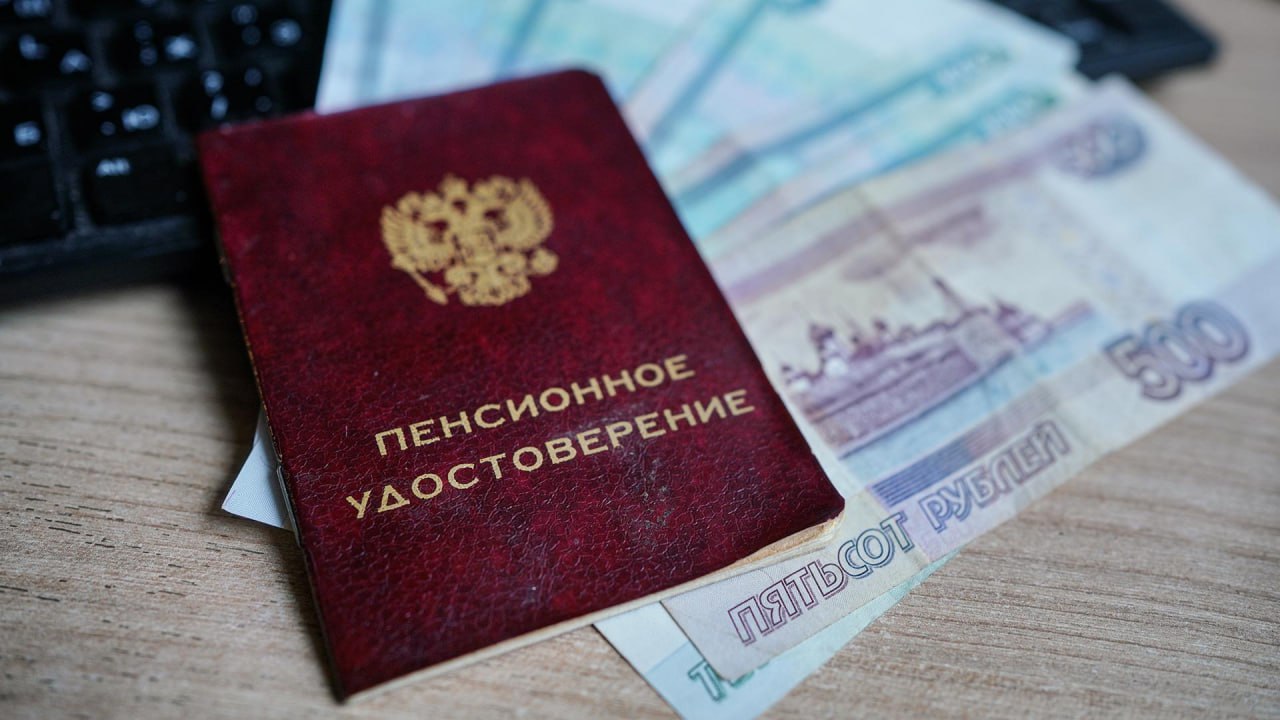 Жительница Алагирского района обманула Пенсионный фонд на 1,5 млн рублей Фигуранткой уголовного дела о мошенничестве при получении льготной пенсии стала 58-летняя жительница Алагирского района, сообщает пресс-служба МВД по Северной Осетии. По версии следствия, женщина приобрела подложную справку, согласно которой якобы семь лет работала в особых условиях труда. «В феврале 2012 года она обратилась в профильное ведомство с заявлением о назначении ей трудовой пенсии по старости за работу в особых условиях труда. Выплату она незаконно получала более 12 лет, причинив тем самым ПФР ущерб на 1,5 млн рублей», — говорится в сообщении. Возбуждено уголовное дело по ч. 4 ст. 159.2 УК РФ мошенничество при получении выплат . Подписывайтесь на «КрыльяTV»