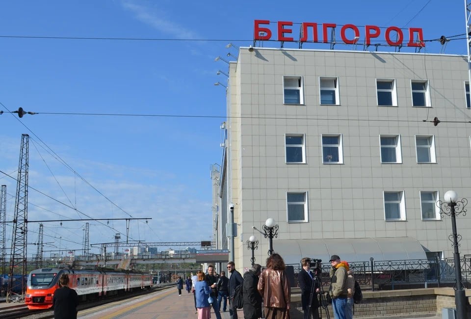 В конце мая между Белгородом и Имеретинским курортом запустят сезонный поезд Сезонный поезд №548В Белгород — Имеретинский курорт начнет курсировать с 28 мая 2025 года.    Состав будет отправляться со станции Белгород через день до конца сентября. Время следования в одну сторону составит 39 часов 21 минуту.  С 1 июня на побережье Черного моря запустят еще один сезонный маршрут — поезд №210В Белгород — Анапа. Состав также будет отправляться через день, но до конца августа. Путь до Анапы займет 31 час 5 минут.  Параллельно с этим с 1 мая планируется запуск электропоезда между Сириусом и Сухумом. РЖД совместно с Абхазской железной дорогой разрабатывают график движения, удобный как для туристов, так и для местных жителей. Время в пути составит 3 часа 20 минут. Стоимость билета составит 380 руб. Тестовый рейс прибыл в Абхазию 27 февраля.