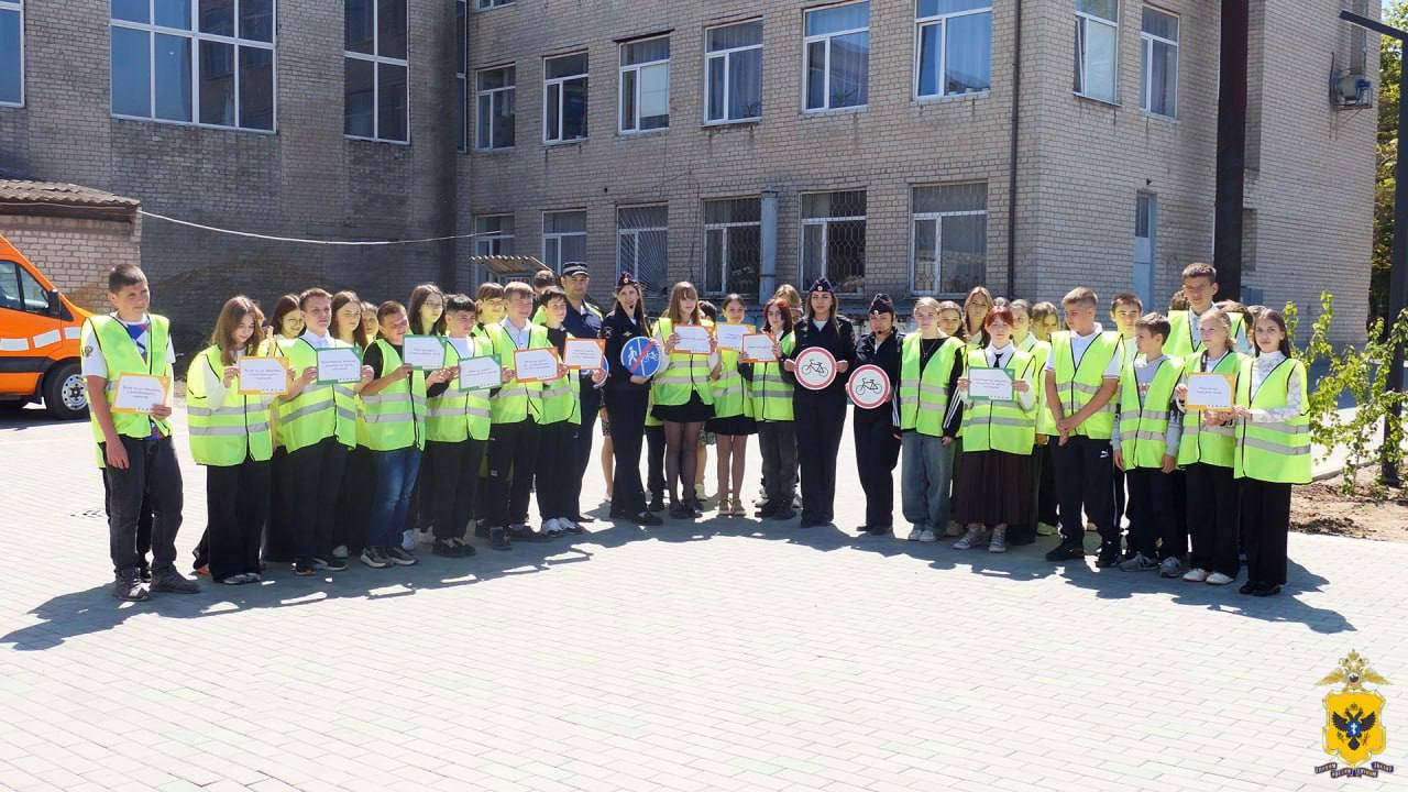 В Генической школе №2 открылся Центр по профилактике детского дорожно-транспортного травматизма "Лаборатория безопасности" "Лаборатория безопасности" - это комплекс технических и методологических инструментов, который включает в себя автомобиль, оборудование и уникальную методику для проведения занятий. "Мобильный комплекс позволит преподавателям выезжать в самые отдаленные участки региона с необходимым оборудованием для проведения практических занятий", - рассказали в ведомстве. Радио Таврия - подписаться