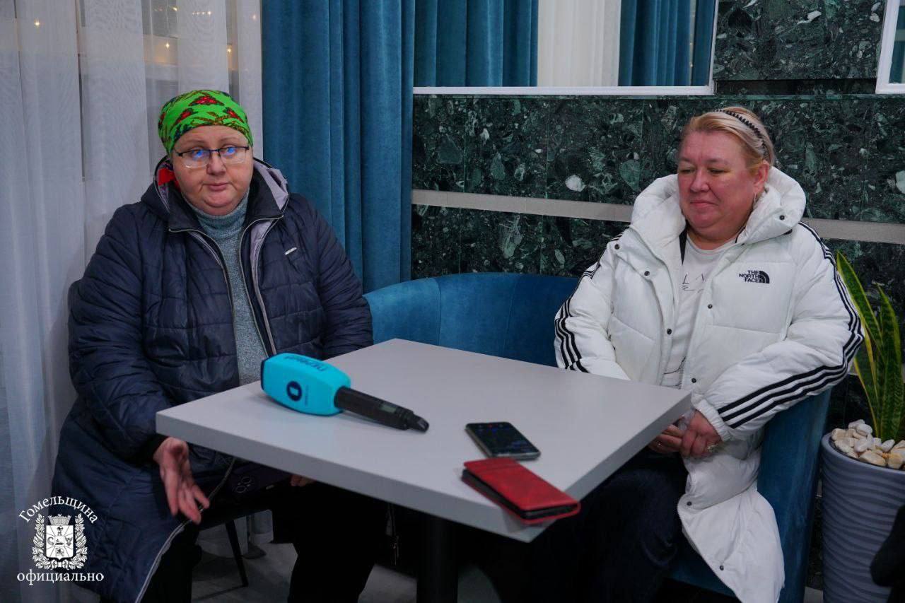 8 человек которые нуждались в жилье заселены в гостиницу Сож после взрыва газа на улице Косарева в Гомеле Остальные остановились у родственников Жительница дома Наталья рассказала что была на работе когда ей позвонили соседи а потом и сотрудники милиции Сказали срочно отпроситься с работы или если она дома одеться и выйти на улицу Повезло что у меня дома никого не было только кот Саша Работники МЧС поймали его и отдали мне рассказала Наталья Женщина жила на втором этаже а взрыв бытового газа произошел на седьмом В доме в это время находились пенсионеры их сразу же эвакуировали и оказали помощь В гостинице работают волонтеры Красного Креста которые обеспечивают людей вещами первой необходимости