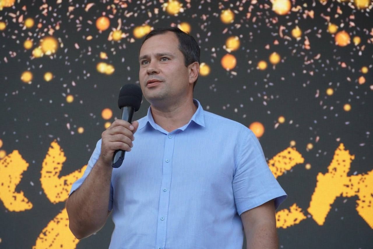 99 выпускников школ Керчи стали обладателями серебряных и золотых медалей По сложившейся традиции после сдачи ЕГЭ и выпускных вечеров проводится торжественная церемония чествования выпускников-отличников. Эта традиция существует с 1999 года. За отличные показатели в учёбе медалистам вручили статуэтки богини победы Ники и Благодарственные письма. Эту почётную миссию выполнили глава муниципального образования Денис Колесник и глава администрации Керчи Олег Каторгин. Еще троим выпускникам вручили Почётные знаки администрации за 100 баллов на ЕГЭ... подробнее