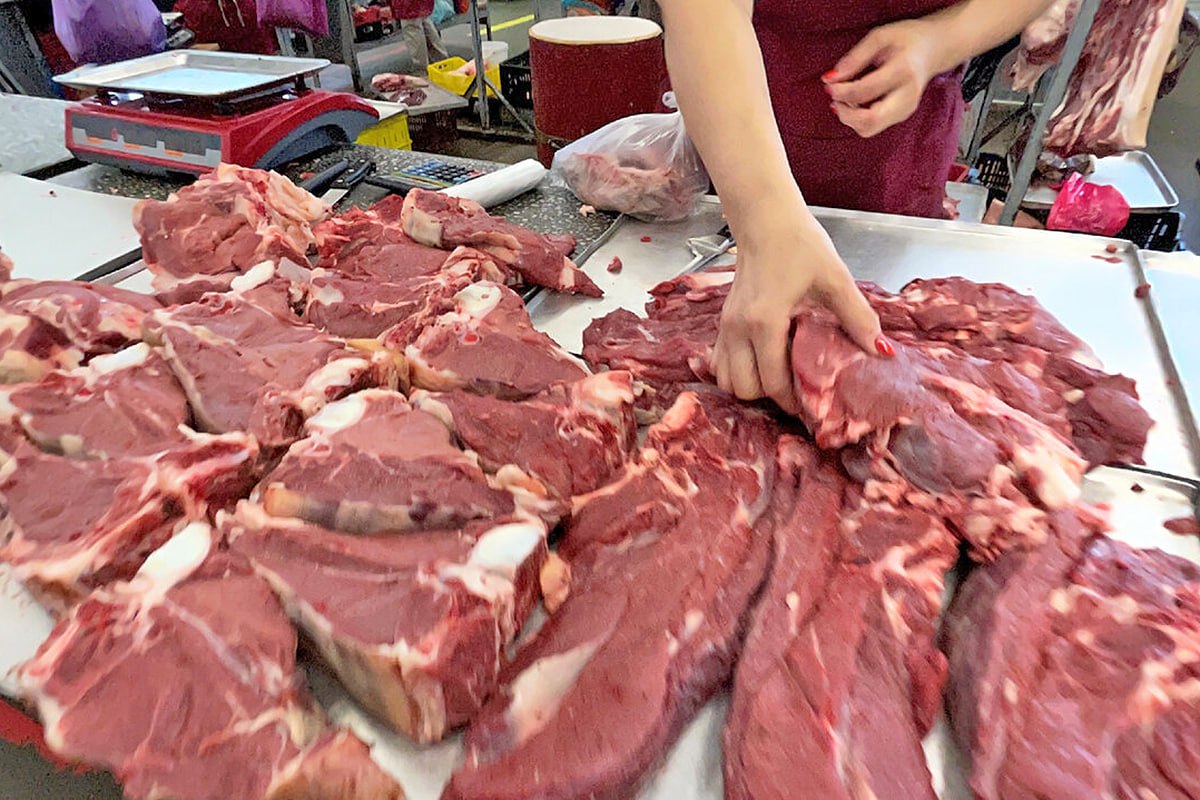 На рынке в Якутске продавали "левое" мясо  4 августа 2025 года Россельхознадзор по Амурской области и Якутии выдал предостережение индивидуальному предпринимателю из Якутии после внеплановой проверки.  На основании жалобы жителя г. Якутска, в которой говорилось, что на одном из рынков осуществляется продажа мясной продукции, по словам продавца местного происхождения, Управлением Россельхознадзора проведено внеплановое выездное обследование. По его результатам зафиксировано, что мясная продукция  оленина, говядина и свинина , привезенная из Алтайского края, реализуется без электронных ветеринарных сопроводительных документов  эВСД .  Проверка выявила продажу мясной продукции  оленина, говядина, свинина  из Алтайского края без электронных ветеринарных сопроводительных документов  эВСД  за период с 27 марта по 27 июля. Также обнаружены 23 непогашенные эВСД за 2025 год, хотя их гашение должно производиться в течение одного дня после поступления товара для обеспечения прослеживаемости. Покупателям рекомендуется обращать внимание на маркировку и сроки годности продуктов, а при подозрениях обращаться в контролирующие органы.