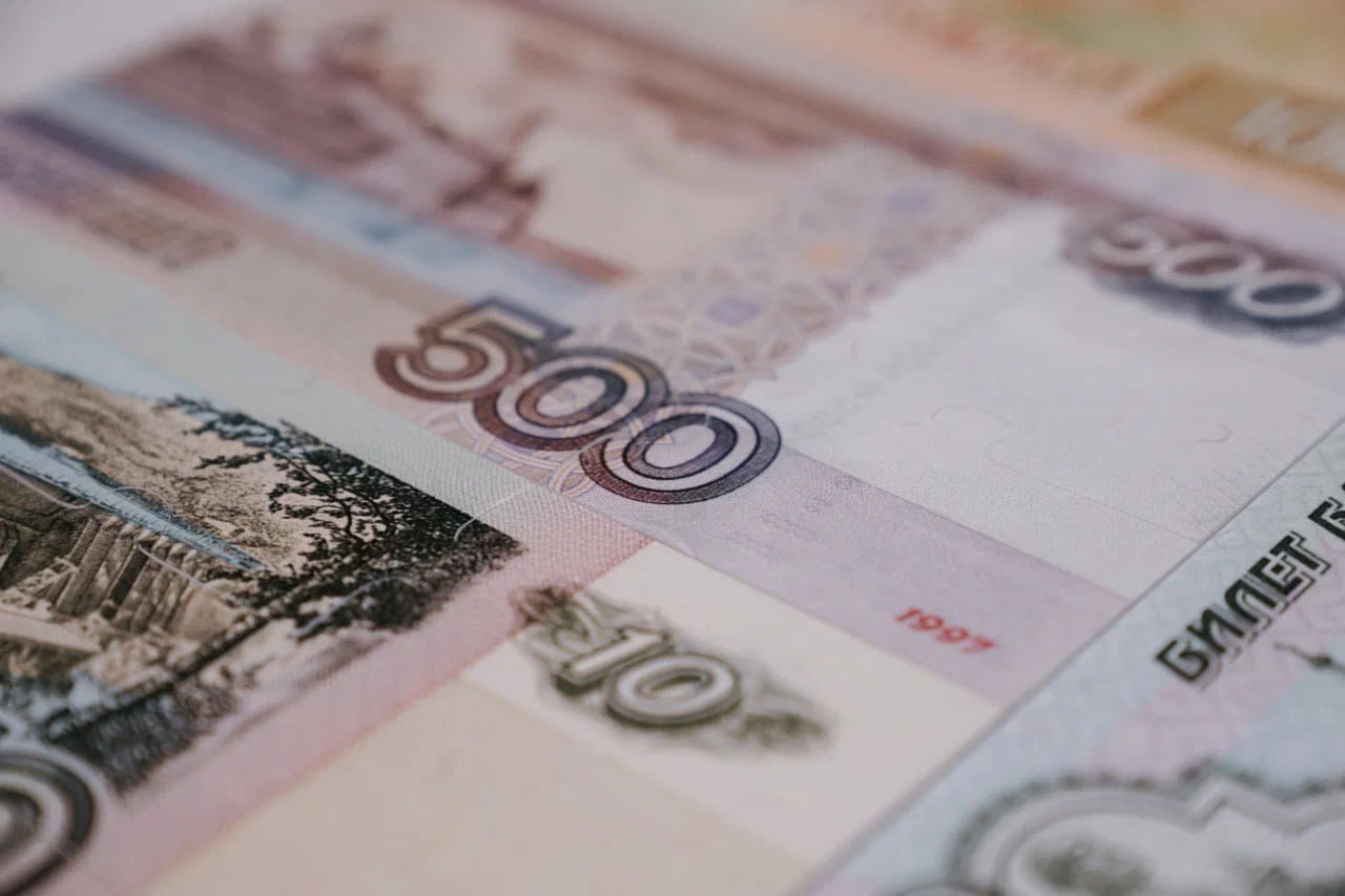 Более 400 млн рублей выделены Удмуртии на возмещение затрат работодателей по охране труда Более 1200 организаций из Удмуртии обратились за компенсациями расходов по охране труда с начала года, сообщает пресс-служба управления Социального фонда России по республике. «В текущем году у отделения СФР есть возможность выделить на эти цели более 418 миллионов рублей. Хочется особо отметить, что компенсацию могут получить любые организации и индивидуальные предприниматели, при условии отсутствия задолженности по уплате страховых взносов», – отметил замуправляющего управления Ильдар Гадршин. Работодатели могут вернуть часть средств, направленных на: медосмотры работников; обучение по охране труда; санаторно-курортное лечение и другие всего 17 позиций . Компенсации достигают 20% от взносов, уплаченных в прошлом году. Подать заявление о возмещении затрат можно на портале Госуслуг. Подавать заявление в бумажном виде не требуется. Узнать подробнее о компенсации затрат на мероприятия по охране труда можно по телефону: 8 3412 607-000 по будням с 08:30 до 17:30, в пятницу до 16:30 Фото: Мария Бакланова #Удмуртия