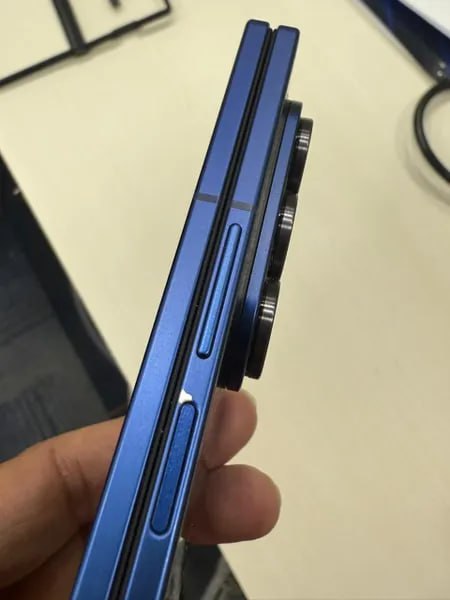Супертонкий складной флагман Samsung Galaxy Z Fold7 стал хитом в Южной Корее Индии США и Европе однако у пользователей уже появились претензии к качеству устройства владельцы жалуются на отслаивающуюся краску Вот отзыв одного из пользователей Galaxy Z Fold7 опубликованный на форуме Reddit Я читал много сообщений с жалобами на плохое качество покраски Fold7 и не мог поверить что это происходит пока не увидел это на своём телефоне Его никогда не роняли никогда не носили в кармане с другими вещами я просто нянчился с ним с самого первого дня покупки Проблема с качеством покрытия действительно существует Всем владельцам Fold7 пожалуйста будьте осторожны с телефоном После этого я снимаю чехол Другие пользователи присоединились к обсуждению и начали делиться своими историями То же самое произошло и со мной хотя другие обвиняли меня в том что я по нему стучал царапал написал человек с ником SpaceJunk90210