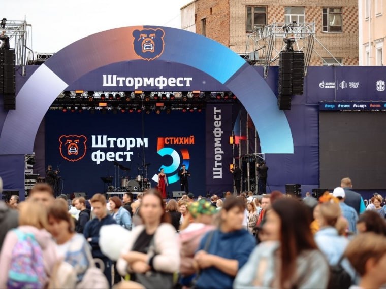 На «Штормфесте» в Омске на высоте более 15 метров пройдут канатоходцы   Захватывающее зрелище станет частью спортивного праздника на «Пешеходном Любинском» 9 августа.   Также инструкторы помогут всем желающим освоить слэклайн  стропохождение  и проверить свои силы в удержании равновесия.  Для всех любителей экстрима будет установлен скалодром высотой более 8 метров.  Одним из главных событий фестиваля станет Гран-при по смешанным боевым единоборствам, который пройдет с 15:00 до 20:00 в двух весовых категориях: 61,2 кг и 65,7 кг.   «Омская правда-ОМСКРЕГИОН»