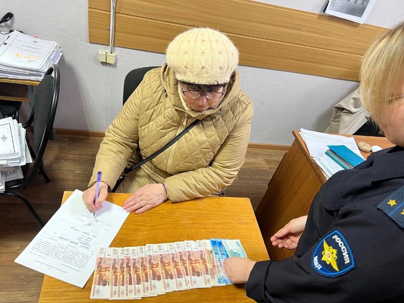 Полицейские на Бору оперативно отыскали воришку, укравшего кошелек у местной жительницы Женщина увлеклась покупками, оставила кошелек в продуктовой корзинке, и ушла. А когда вернулась не обнаружила пропажу и обратилась в полицию. Стражи порядка оперативно задержали подозреваемого 39-летнего местного жителя, который нашел чужой кошелек и забрал его себе. Деньги – 74,5 тыс. рублей – вместе с кошельком вернули владелице. Подозреваемый находится под подпиской о невыезде. Ему грозит 5 лет тюрьмы. Прислать новость