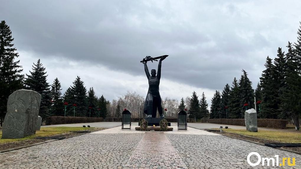 Ко Дню Победы в Омской области приведут в порядок памятники и мемориалы  Такое решение было принято на оперативном совещании с участием членов правительства, силовых структур и руководителей муниципалитетов. В год 80-летия Великой Победы планируется отремонтировать и благоустроить мемориальные комплексы по всей области. Особое внимание уделят памятникам в самых удалённых посёлках и деревнях.  Одним из ключевых объектов станет парк Победы в Омске, который будет обновлён впервые за долгие годы.