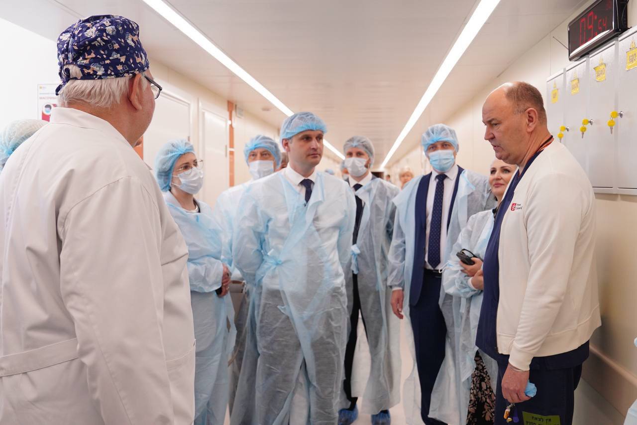 Делегация депутатов комитета по охране здоровья Государственной думы РФ во главе с председателем Сергеем Леоновым работает сегодня в Иркутске. В программе – посещение детских учреждений здравоохранения, в том числе городских поликлиник №2 и №3, которые сегодня находятся в приспособленных помещениях. Утро началось с посещения Иркутской государственной областной детской клинической больницы, руководит которой заслуженный врач РФ и главный детский хирург СФО, депутат Законодательного Собрания Юрий Козлов. Вместе с председателем комитета по здравоохранению ЗС Артемом Лобковым и Юрием Козловым участники делегации осмотрели отделение эндоваскулярных методов диагностики и лечения, отделение кардиохирургии и роботическую операционную. Одна из ключевых задач работы представителей Госдумы в областном центре – обсуждение вопроса строительства новой детской больницы в Иркутской области. Как отметил Юрий Козлов, проект строительства получил положительное заключение госэкспертизы, а на стройплощадке уже ведутся подготовительные работы. Также сегодня на площадке Законодательного Собрания под председательством спикера Александра Ведерникова состоится круглый стол, на котором обсудят вопросы совершенствования оказания медицинской помощи матерям и детям, первичной медико-санитарной помощи детям.