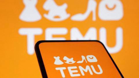 Temu ограничил зарубежные продажи в Турцию Популярная китайская платформа онлайн торговли Temu изменила правила работы в Турции и закрыла зарубежные продажи для местных пользователей После недавней проверки и обыска в турецком офисе компании платформа больше не предлагает товары с доставкой из за границы по низким ценам Теперь покупатели в Турции могут заказывать продукцию только у местных продавцов которые работают внутри страны Ранее Temu был популярен благодаря большому выбору дешёвых импортных товаров Однако сейчас при поиске и добавлении товаров в корзину пользователи видят только локальные предложения глобальные варианты временно отключены По данным портала Shiftdelete net платформа фактически превратилась в локальный маркетплейс ориентированный исключительно на внутренний рынок Турции Напомним несколько дней назад в турецком офисе Temu прошла проверка со стороны официальных органов После этого компания предположительно начала пересматривать процессы юридического соответствия требованиям в Турции Официальных комментариев о том временная ли это мера и когда могут вернуться зарубежные продажи пока не поступало