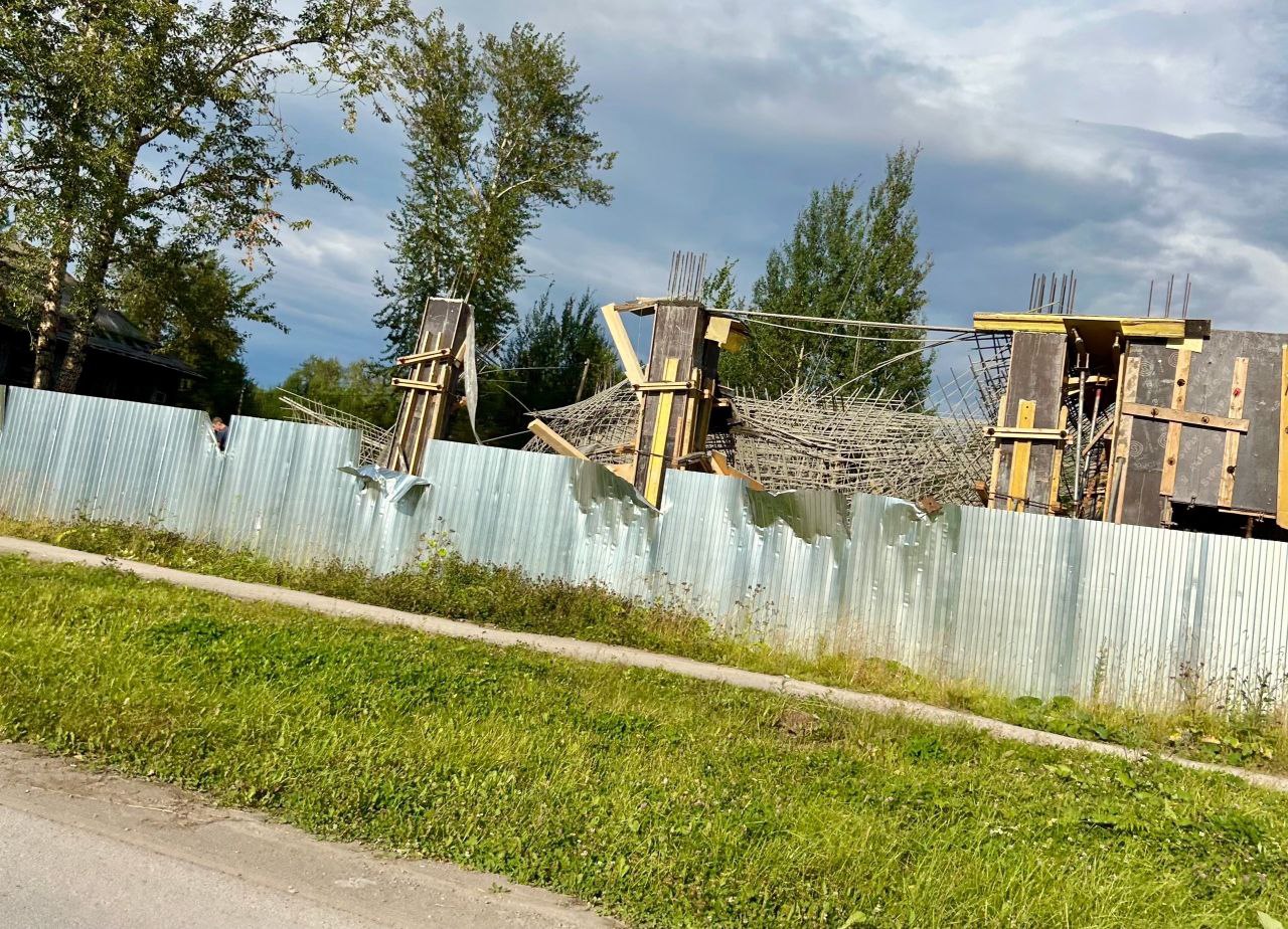 Вчера в Александровске произошло частичное обрушение строящейся гостиницы по улице Калинина. Инцидент зафиксирован на площадке возведения нового двухуровневого отеля, который является частью приоритетного инвестиционного проекта региона. По данным социальных сетей, инцидент привлек внимание экстренных служб города, включая скорую помощь, полицию и сотрудников газовой службы. Проект предполагает создание современного гостиничного комплекса с общей площадью около 1,5 тысяч квадратных метров, включающего ресторан и зоны отдыха. Планировалось завершить строительство к 2027 году, однако произошедшее событие ставит под сомнение сроки реализации. Стоимость проекта оценивалась примерно в 215 миллионов рублей. Компания-инвестор также участвует в строительстве другого значительного объекта – загородного клуба "Озеро Jarvi". ЧП Пермь Прислать новость