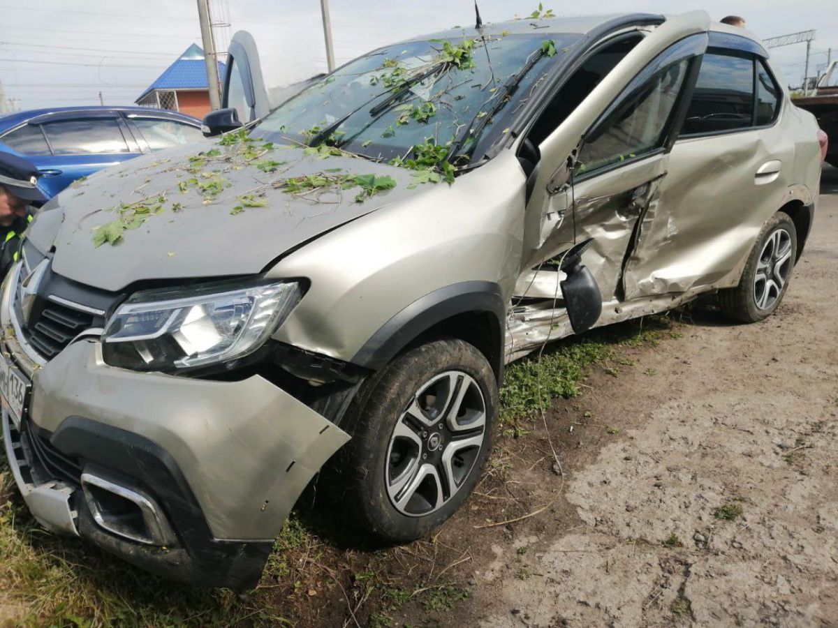 Двух водителей госпитализировали после аварии в Подгоренском районе Воронежской области В селе Подгорное Воронежской области в ДТП пострадали два человека. Авария произошла накануне днем около дома № 156 по улице Вокзальная. По предварительным данным, водитель Renault Logan решил повернуть налево из правой полосы, тем самым создал помеху для Mazda 6, что и привело к ДТП. В результате аварии медицинская помощь потребовалась обоим водителям. 63-летнего мужчину и 22-летнюю девушку доставили в больницу с различными телесными повреждениями. ↗ Прислать новость Подписаться