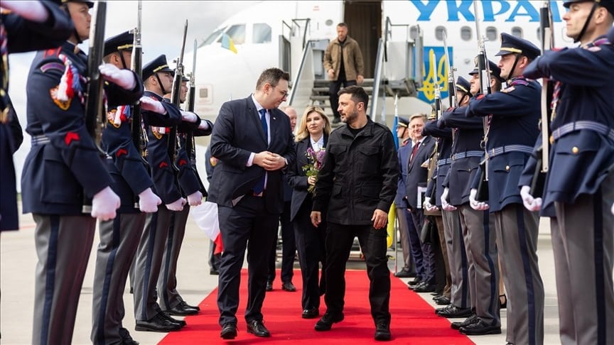 Зеленский прибыл с визитом в Прагу Президент Украины Владимир Зеленский прибыл в Прагу для встречи с президентом Чехии Петром Павелом. Об этом сообщают украинские СМИ. Это уже второй визит Зеленского в Чехию с начала конфликта между РФ и Украиной. В аэропорту украинского лидера встретил глава МИД Чехии Ян Липавский. В рамках этого визита он встретится с президентом Петром Павелом и другими представителями руководства страны. ↘ Подробнее на нашем сайте: v.aa.com.tr/3556934 24/7 в сутки с Агентством «Анадолу»