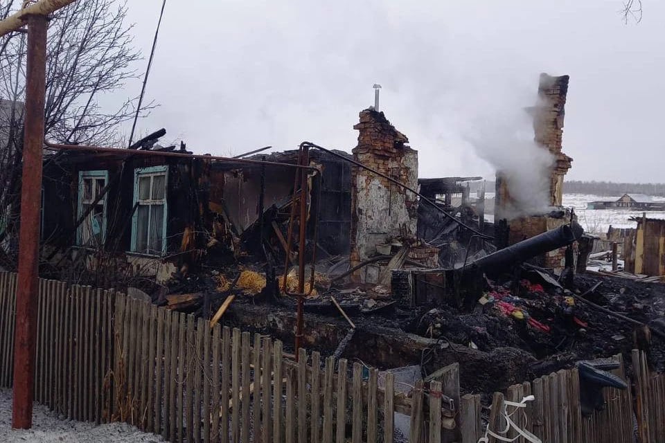 СК назвал причину пожара, унесшего жизнь ребенка в Челябинской области  Наиболее вероятная причина пожара в селе Филимоново Чебаркульского района — короткое замыкание проводки. Об этом сообщили в региональном СУ Следственного комитета. Сотрудники ведомства возбудили уголовное дело по признакам причинения смерти по неосторожности.  — На месте работают следователи и следователи-криминалисты, устанавливаются обстоятельства и причины произошедшего, назначены судебные экспертизы, — уточнили в СК.  Собственную проверку начала прокуратура Челябинской области.  — Будет дана оценка исполнению законодательства о профилактике безнадзорности несовершеннолетних, обеспечению требований пожарной безопасности, — сообщили в пресс-службе надзорного ведомства.