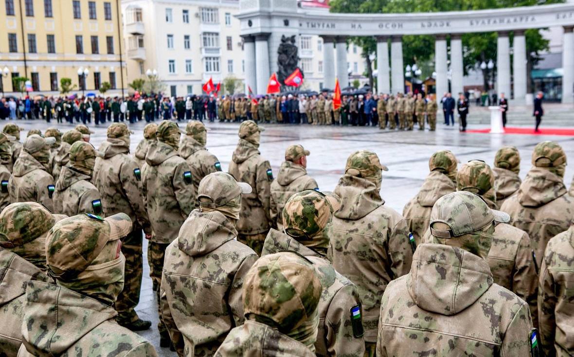 Башкирия вошла в топ регионов по уровню трудоустройства участников СВО  Башкирию назвали в числе пяти регионов России, где фиксируется высокий уровень трудоустройства участников спецоперации. Он также отмечен в Приморском крае, Москве, Новосибирской и Сахалинской областях, сообщили на заседании межведомственной рабочей группы по восстановлению рынка труда, которое провела вице-премьер Татьяна Голикова.  «Большая часть завершивших службу героев заняты — вернулись на прежнее место работы, трудоустроены или осуществляют индивидуальную предпринимательскую деятельность, оформили самозанятость. Но наша задача — создать условия, помочь в профессиональной самореализации тем, кто хотел бы трудиться, но пока не трудоустроен», — сказала вице-премьер.  В Трудовом кодексе закреплены гарантии для бойцов СВО, за ними сохраняется рабочее место, а действие трудового договора на время службы приостанавливается. При этом период участия в спецоперации засчитывается в стаж в двойном размере. Ветераны СВО могут бесплатно пройти повышение квалификации и переобучение по другой специальности, им также оказывается помощь при открытии своего дела и психологическая поддержка. Нацпроектом «Кадры» предусмотрено возмещение работодателям части затрат на оборудование рабочих мест для трудоустройства инвалидов первой и второй групп, до 2030 года планируется создать 33 тыс. таких рабочих мест.    РБК-УФА