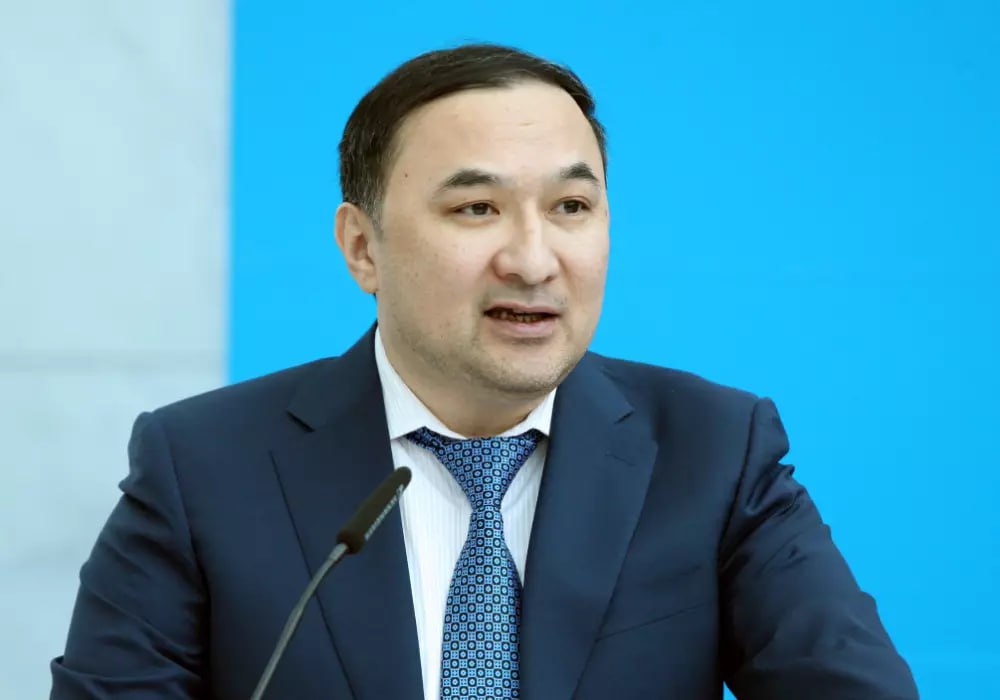 Убили Ержана Бабакумарова бывшего чиновника и экс советника Токаева Информацию о смерти подтвердили источники Орды Подробности выясняем По некоторым данным Ержана Бабакумарова избили он скончался В девяностых Бабакумаров начинал карьеру в аппарате акима Алматы Позже перешёл в администрацию президента где курировал внутреннюю политику и возглавлял информационный центр при Назарбаеве В 2006 году стал вице министром культуры затем работал в канцелярии премьер министра Масимова В 2019 м оказался в окружении Касым Жомарта Токаева став его советником До Кантара занимал пост заместителя акима Алматы но ушёл вместе с Бакытжаном Сагинтаевым Последняя должность директор службы центральных коммуникаций при президенте Ержану Бабакумарову было 56 лет У него остались жена сын и дочь После январских событий 2022 го он исчез из публичного поля В последний раз а именно этой весной давал интервью СМИ Он размышлял о политике как эксперт В феврале Бабакумарова арестовали за вождение в нетрезвом виде Суд лишил его водительских прав t me orda kz