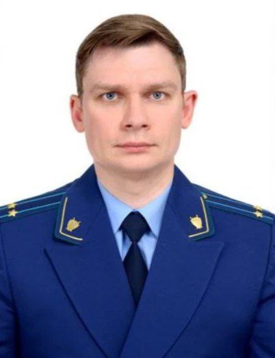Александр Скрынников стал прокурором Новоусманского района Одновременно он был освобожден от должности заместителя прокурора Ленинского района Воронежа. Александр Скрынников родился в 1989 году. Окончил Воронежский государственный университет, имеет высшее юридическое образование. На службу в органы прокуратуры принят в августе 2011 года.