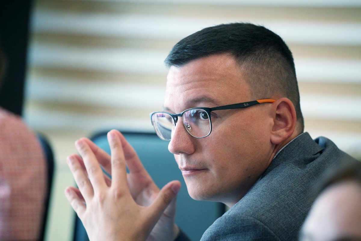 Глава Городца Александр Мудров предложил ускорить отправку изъятой мототехники на СВО  В своем Telegram-канале он начал разговор о подростках, которые без прав и базовых средств защиты управляют мотоциклами, мопедами, питбайками и попадают в аварии, а также о родительской безответственности.  Господин Мудров отметил, что каждый день в администрацию пишут бойцы с просьбой купить и доставить на СВО мотоциклы.  «Если некоторым родителям безразлична жизнь их детей и они тратят деньги на мотоциклы, которые создают угрозу для окружающих, значит, будем изымать технику и отправлять ее туда, где она нужнее»,— сказал Александр Мудров и пообещал внести соответствующий законопроект.  Фото: Роман Яровицын, Коммерсантъ    Подписывайтесь на «Ъ-Приволжье» Оставляйте «бусты»