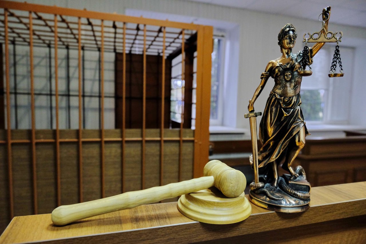 Помогут безвозмездно Государственные юридические бюро и адвокаты будут бесплатно представлять интересы россиян которые подают иски к своим работодателям Закон об этом подписал президент России Владимир Путин Бесплатной согласно документу станет помощь в составлении заявлений жалоб ходатайств например о восстановлении на работе или взыскании заработка за время вынужденного прогула Речь также идет о случаях отказа работодателя заключить трудовой договор в нарушение гарантий установленных Трудовым кодексом о компенсации морального вреда причиненного неправомерными действиями или бездействием работодателя Лента коротких новостей в MAX