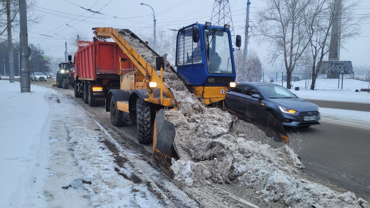 Уборка снега в Иркутске продолжается круглосуточно.    Задействовано более 100 рабочих и 50 единиц техники. В ночное время, когда на дорогах минимальное количество транспорта, проводят погрузку и вывоз накопившегося снега, противогололедную обработку проезжей части.  В дневные часы акцент делают на нормативном содержании тротуаров, пешеходных переходов, остановок, очистку заездных карманов.  – Продолжаем комплексную очистку улиц города. Ночью снег вывозили с объездной дороги микрорайонов Первомайский и Университетский,  с улиц Карла Маркса, 3-го Июля, Ржанова, Волжской, Байкальской, Сергеева, Старо-Кузьмихинской, Баумана, Профсоюзной, из микрорайона Синюшина гора, переулка Спортивный, проспекта Маршала Жукова. Днем ведется работа по уборке тротуаров и пешеходных зон от снега и наледи как механизированным, так и ручным способом, – прокомментировали в МУП «Иркутскавтодор».   Уборка пешеходных зон проводилась по улицам Декабрьских Событий, Тимирязева, Трактовая, Карла Маркса, на площади у Вечного огня, в микрорайоне Юбилейный и других местах.   Также рабочие МУП «Служба эксплуатации мостов» проводили расчистку проходов и лестничных маршей на мостовых сооружениях города. Очищены от снега пешеходные зоны Академического моста, путепровода по улице Джамбула, путепровода на улице 4-я Советская. 94 представителя подрядных организаций МКУ «Городская среда» и 8 единиц техники вышли на уборку общественных пространств, парков и скверов Иркутска.   При возникновении экстренных ситуаций следует обращаться в ЕДДС по телефонам: 563-430, 520-112.