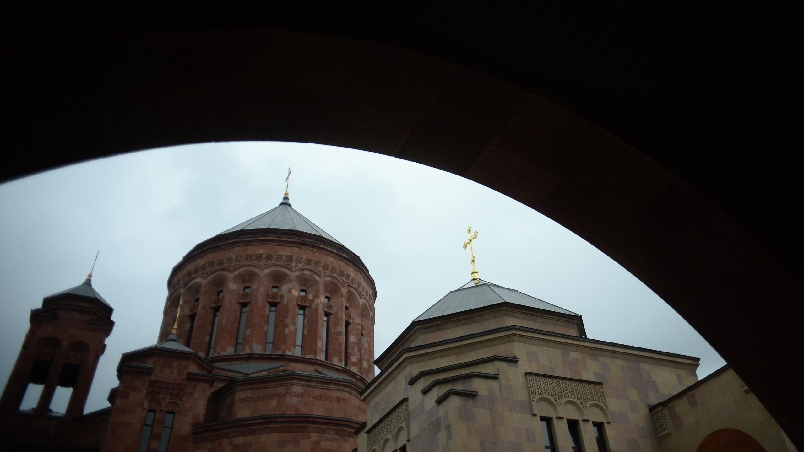 Армянская апостольская церковь ААЦ в России защищена государством лучше чем в Армении заявил РИА Новости представитель по взаимодействию с государственными и общественными структурами Российской и Ново Нахичеванской епархии ААЦ Левон Муканян Правительство Армении на заседании в четверг одобрило поправку в земельный кодекс предусматривающую лишение ААЦ права безвозмездного получения в собственность земельных участков передавало ранее РИА Новости Законопроект будет направлен на утверждение в парламент В свете известных деструктивных действий со стороны премьер министра Армении Никола Пашиняна и его приближенных в отношении ААЦ можно констатировать факт что в России как и все религиозные конфессии Армянская апостольская церковь на законодательном и исполнительном уровнях власти защищена гораздо лучше чем в самой Армении сообщил Левон Муканян