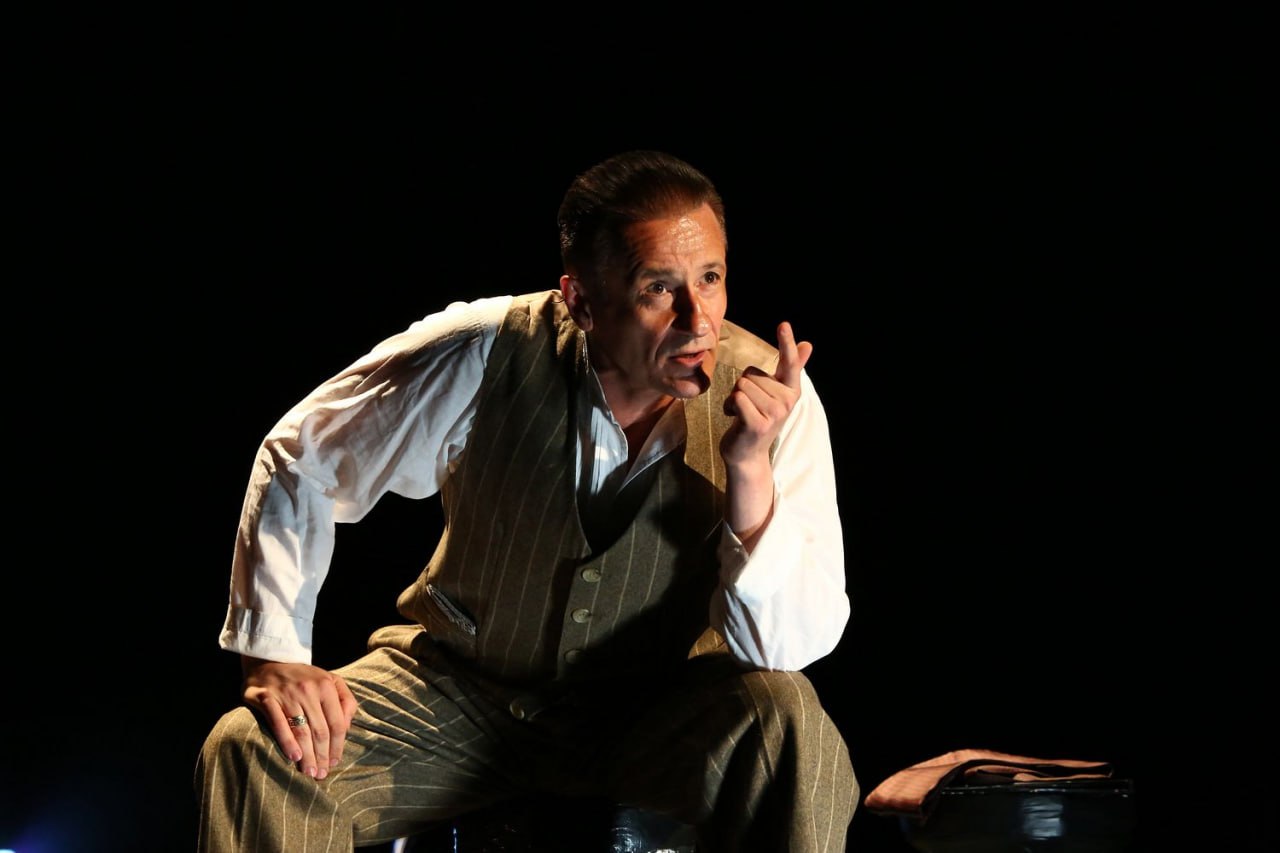 Путин поздравил Олега Меньшикова с 65 летием МОСКВА 8 ноября ИА Цивилизация КУЛЬТУРА Президент России Владимир Путин поздравил с 65 летием художественного руководителя и директора Московского драматического театра имени Ермоловой народного артиста России Олега Меньшикова Телеграмма опубликована на сайте Кремля Глава государства отметил что Меньшиков человек щедрого самобытного дарования вписавший яркие страницы в историю российского театра и кино Путин подчеркнул значимый вклад артиста в развитие театра Ермоловой и пожелал юбиляру здоровья и вдохновения Олег Меньшиков родился 8 ноября 1960 года в Серпухове окончил училище им Щепкина служил в Театре Советской армии а с 2012 года возглавляет Театр им Ермоловой Среди его знаковых ролей фильмы Покровские ворота Утомленные солнцем Кавказский пленник и Сибирский цирюльник Фото ermolova ru ИА ЦИВИЛИЗАЦИЯ Подписаться Цивилизация в Rutube ВКонтакте