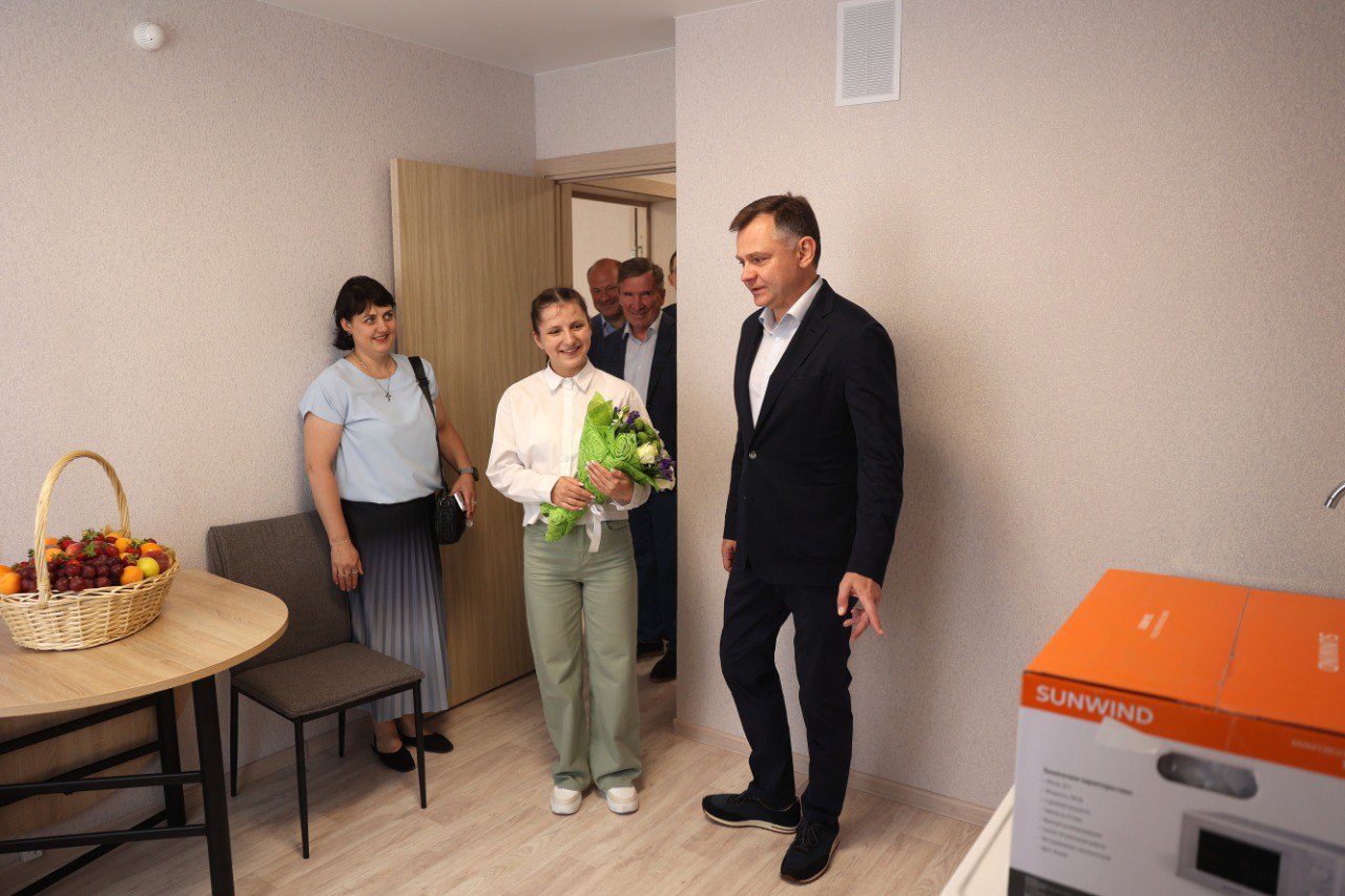 Пятнадцать детей-сирот получили ключи от квартир в жилом комплексе «Суворовский» в Ростове, сообщает правительство региона. Все квартиры с ремонтом, в новом 17-этажном доме. Всего в этом доме заселятся 92 ребенка, оставшихся без попечения родителей. До конца года планируется обеспечить жильём 824 юношей и девушек, находящихся в трудной жизненной ситуации. По данным властей, за последние три года в регионе квартиры получили 2813 детей-сирот. Фото: правительство Ростовской области Подписаться Прислать новость