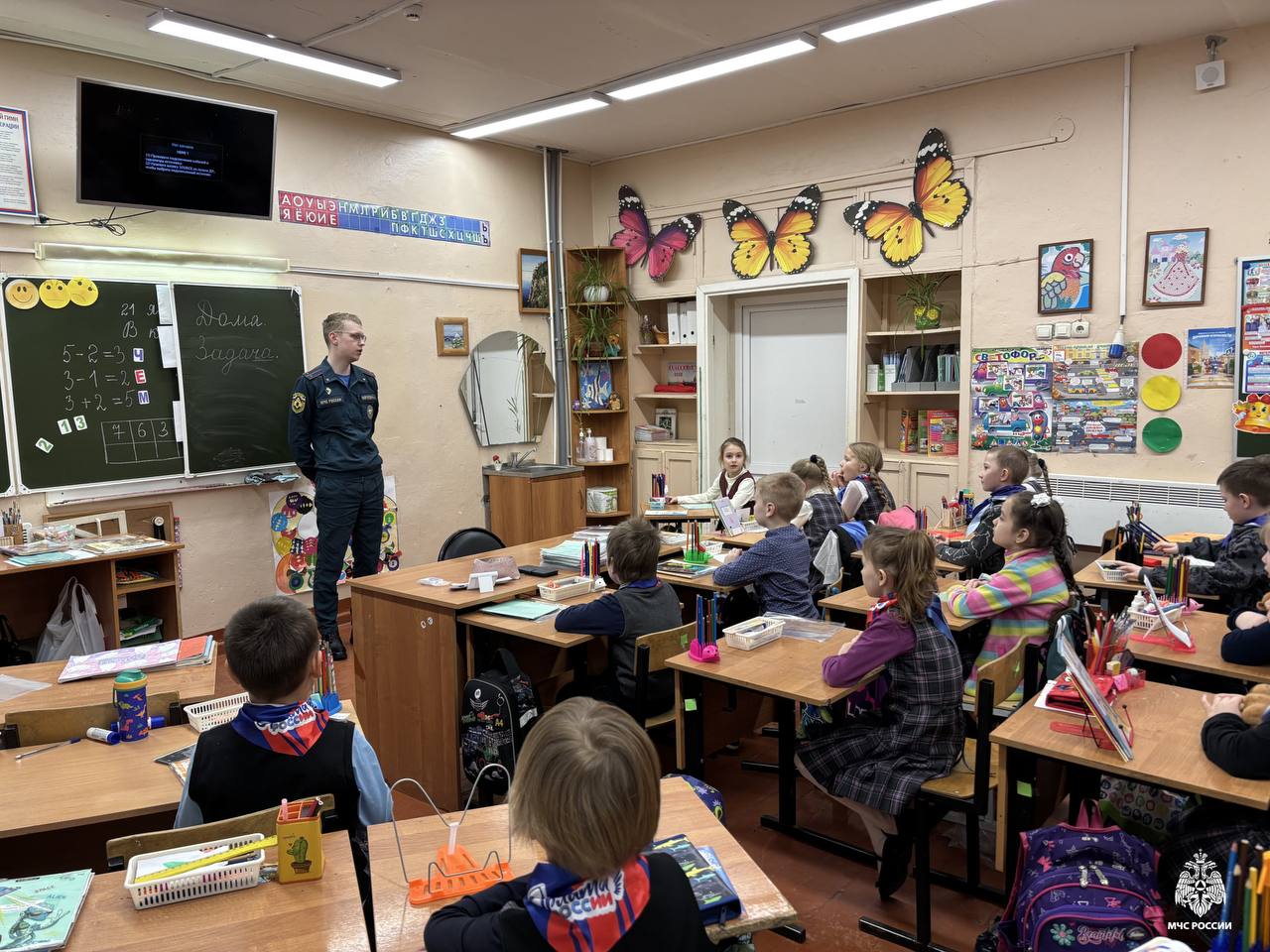 Уроки безопасности проходят в карельских школах    В рамках комплекса профилактических мероприятий, школьникам Сегежского района напомнили о необходимости соблюдения правил безопасности.  Ребята запомнили:   игра с огнём опасна и может стать причиной пожара;   нельзя включать в одну розетку много электроприборов;   после пользования утюгом или электрической плитой нужно убедиться, что они выключены;   нельзя оставлять без присмотра включенные электроприборы, а уходя из дома необходимо выключать их из сети.  #МЧСРоссии #МЧСКарелии #МЧС