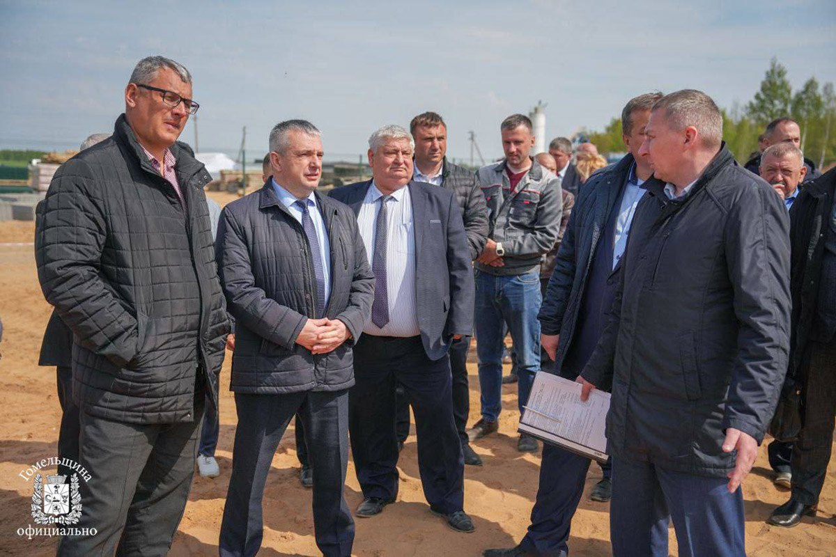 Совещание по вопросам строительства молочно-товарных комплексов на Гомельщине провел глава региона Иван Крупко По Указу Президента в этом году планируется ввести в эксплуатацию шесть комплексов, в следующем – четыре. Сроки сдачи и комплектацию новых МТК животными обсуждали сегодня на базе Рогачевского района. В ближайшее время современные фермы появятся в Ветковском, Калинковичском, Речицком, Светлогорском, Чечерском районах, Жлобинском и Рогачевском. «В каждом районе есть финансирование. От вас – председателей райисполкомов и руководителей хозяйств и строителей – соблюдение нормативных сроков и проектной документации, строго придерживаться графика. Все виды работ нужно выполнять параллельно, в том числе благоустройство», – подчеркнул Иван Крупко. Запланированные на этот год молочно-товарные комплексы должны быть введены в эксплуатацию осенью и зимой.