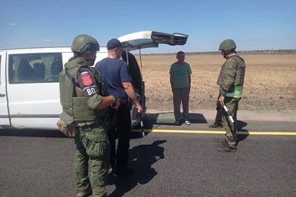 Военные автоинспекторы устроили проверки на дорогах в Каховском округе Военная автоинспекция совместно с гражданскими гаишниками совместно ведут профилактику ДТП в Каховском округе. Особым объектом внимания стали действующие военнослужащие, которые часто ездят в гражданском транспорте. «Должностными лицами военной полиции осуществлялся контроль законности перемещения военнослужащих в зоне проведения СВО в гражданских автомобилях. В ходе работы был выявлен ряд нарушений, по которым инспекторами были составлены предписания об устранении нарушений и проведены беседы с должностными лицами ответственными за эксплуатацию транспортных средств воинских частей», - сообщает ВАИ Южного военного округа.