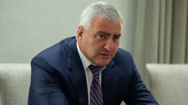 Карапетян выиграл международный процесс против правительства Армении. Российско-армянский предприниматель Самвел Карапетян и его семья выиграли международный арбитражный процесс против правительства Армении, где пытались национализировать принадлежащую ему компанию «Электросети Армении», сообщает совет по защите прав бизнесмена. Семья Карапетяна инициировала рассмотрение дела в Арбитражном институте Торговой палаты Стокгольма SCC в порядке, установленном соглашением о поощрении и защите инвестиций, заключённым между правительствами Армении и Кипра. «Арбитраж пришёл к выводу, что необходимо применить неотложные меры, поскольку действия Республики Армения вызывают серьёзные сомнения в их соответствии соглашению о взаимной защите инвестиций между Арменией и Кипром», — заявили там. Армению обязали воздержаться от применения положений, установленных недавно принятыми поправками в законы в отношении ЗАО «Электрические сети Армении», а также от дальнейших шагов по его конфискации. Решение чрезвычайного арбитража подлежит обязательному исполнению правительством республики. Карапетян был арестован после того, как он выступил в защиту Армянской Апостольской Церкви, с которой премьер-министр Армении Никол Пашинян вступил в жёсткий конфликт. Когда бизнесмена заключили в СИЗО, начался процесс национализации «Электросетей Армении». В Министерстве территориального управления и инфраструктуры Армении заявили, что обратились в Комиссию по регулированию общественных услуг по поводу нарушений, якобы допущенных «Электросетями Армении». Тем самым, как сообщается, была запущена процедура, позволяющая национализировать компанию. Временным управляющим предприятия правительство назначило главу Службы госконтроля Романоса Петросяна. Петросян пообещал начать деятельность с увольнений руководящего состава компании на основании «недоверия». В свою очередь, и.о. гендиректора «Элсетей Армении» Давид Казинян отказался сам подавать заявление об уходе. Он сказал, что не считает себя подчинённым Петросяна и отстранить его могут только вследствие беспредела.