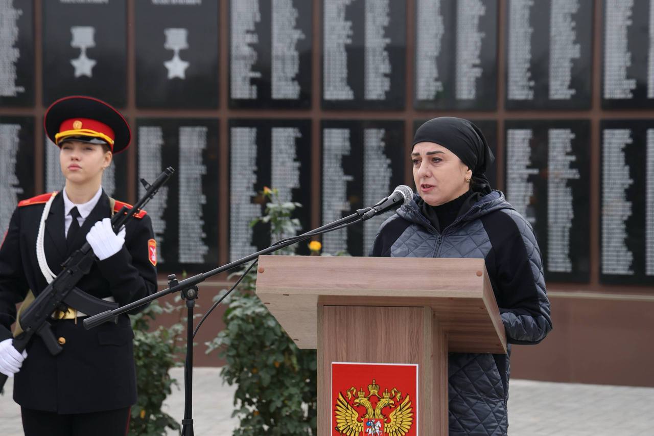 Мать участников СВО поблагодарила Сергея Меликова за увековечивание памяти защитников На открытии Сада памяти в Кизлярском районе Любовь Попова чьи сыновья отдали жизнь за Родину обозначила важность сохранения памяти о героях СВО Мои сыновья были обычными мальчишками Они смеялись мечтали любили жизнь Но когда пришло время они сделали выбор который делает мужчину мужчиной встали на защиту Родины Они не искали славы не думали о подвигах они просто исполнили свой долг до конца Я бесконечно горжусь ими Сегодня глядя на этот мемориал я чувствую их жизнь не прошла бесследно Потому что быть защитником это значит жить вечно сказала она Особую благодарность Любовь Попова выразила Сергею Меликову за поддержку инициативы по созданию садов памяти Кроме того она отметила заслуги всех кто участвовал в реализации этого проекта Вы вложили в подготовку не просто силы и время вы вложили душу Спасибо за бережное отношение к памяти наших героев и за создание такого места Читать нас в MAX