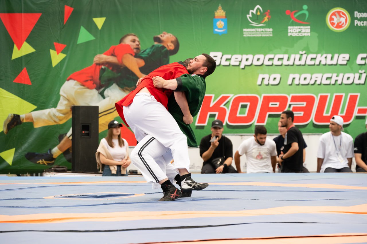 В Казани 5 7 декабря пройдет командный Кубок России по корэш В столице Татарстана пройдет завершающий всероссийский турнир года по корэш личный Кубок России 2025 Данное событие соберет лучших представителей традиционного вида борьбы В Казань на соревнования приедут 200 спортсменов из более чем 50 регионов России В рамках турнира пройдут состязания в 10 весовых категориях от 60 кг до абсолютной категории свыше 130 кг Церемония открытия и финальные поединки пройдут во дворце единоборств Ак Барс 6 декабря в 18 00 Вести ее будет российский тележурналист автор и режиссёр документальных фильмов о боевых искусства Николай Коровин Он является обладателем звания Мастер боевых искусств России и кубка Японии по каратэ  Подпишитесь на iatatarinform Читайте нас в MAX