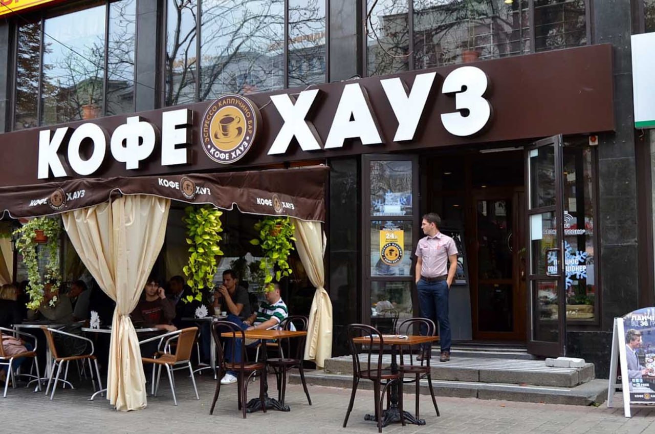 «Кофе Хаус» может закрыться по всей России. ФНС по Москве уже подала заявление в Арбитражный суд о признании компании банкротом. Десять лет назад под брендом, входящим в ГК «Шоколадница», работало более 220 кофеен в стране, но сейчас их число сократилось до 5. В самой группе компаний утверждают, что дочерняя структура не имеет активов и не ведёт деятельности. Банкротство одной из компаний группы может по цепочке повлечь банкротство и других фирм в зависимости от масштаба финансовых проблем, уверены адвокаты. В то же время компания продолжает генерировать доход. В 2024 году чистая прибыль «Кофе Хаус» выросла на 53%, до 121,5 млн рублей.