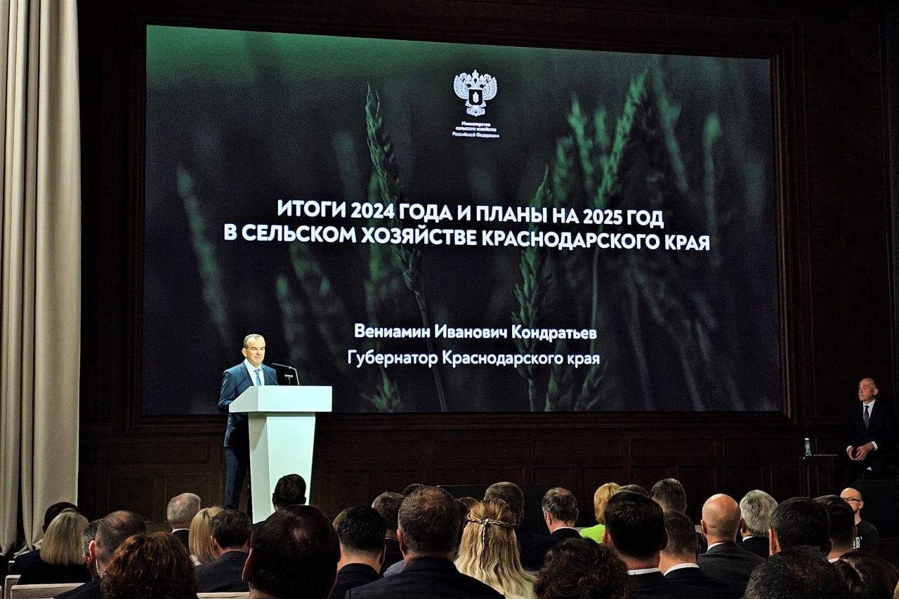 Вениамин Кондратьев предложил защитить виноградопригодные земли на федеральном уровне С такой инициативой губернатор Краснодарского края выступил на коллегии Минсельхоза России, которую провели в Москве под председательством заместителя председателя Правительства РФ Дмитрия Патрушева. – Для Кубани важно, чтобы сельхозугодья не потеряли своего назначения. Мы на законодательном уровне в нашем крае запретили перевод таких земель в иные категории. Как результат, около 10 тысяч гектаров исключили из границ города Краснодара и вернули их в сельскохозяйственное производство. По всему региону – около 50 тысяч гектаров. В зоне нашего особого внимания виноградопригодные участки. В настоящее время эта земля не полностью находится в федеральном реестре. Этот вопрос важно решить для их сохранения, – сказал Вениамин Кондратьев.