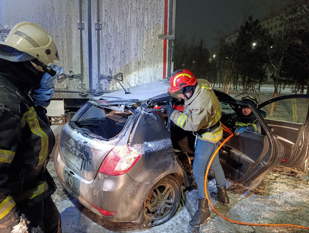 Сотрудники МЧС России спасли 32-летнего мужчину при ДТП в Мариуполе  Под утро на пересечении улицы 9 Авиадивизии и бульвара Шевченко легковой автомобиль столкнулся с грузовиком.   Спасатели деблокировали пострадавшего водителя легковушки и передали его медикам для дальнейшей госпитализации.  На месте происшествия работали 9 специалистов и 2 единицы техники.    МЧС ДНР   МЧС России