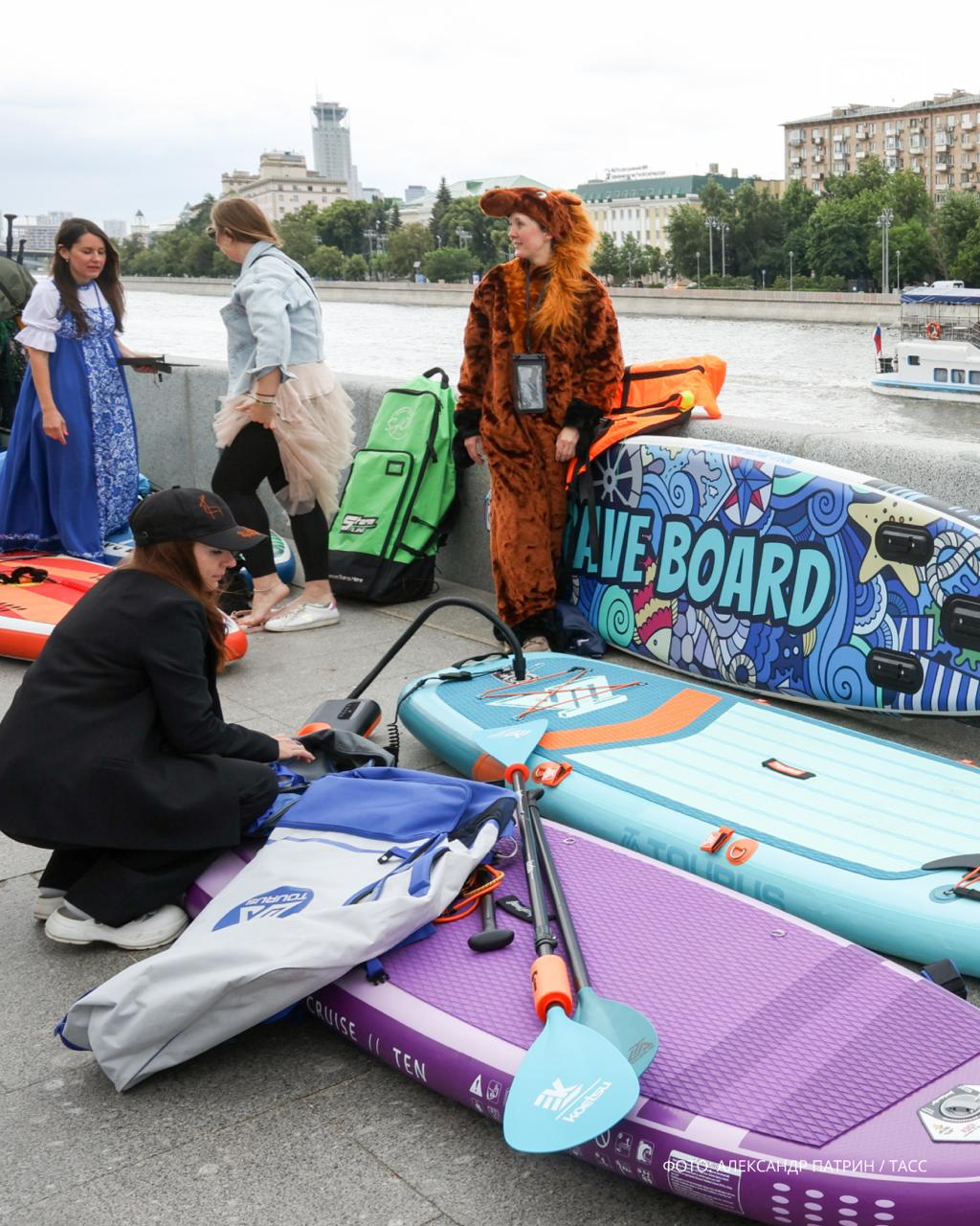 В Москве в рамках фестиваля водных видов спорта «Две реки» прошел карнавальный заплыв на сапбордах Перед его началом участники собрались на Котельнической набережной в Москве, рядом с устьем Яузы. Участвовать в первом карнавальном SUP-заплыве по Яузе было бесплатным, но при наличии карнавального костюма и атрибутики. Детей до 14 лет допускали только вместе с родителями. Карнавальный заплыв проводился от Малого Устьинского моста до Сыромятнического гидроузла и обратно. Перед стартом для всех желающих провели разминку с тренером. Все участники получили стартовые наборы, а победители номинаций — специальные призы от организаторов