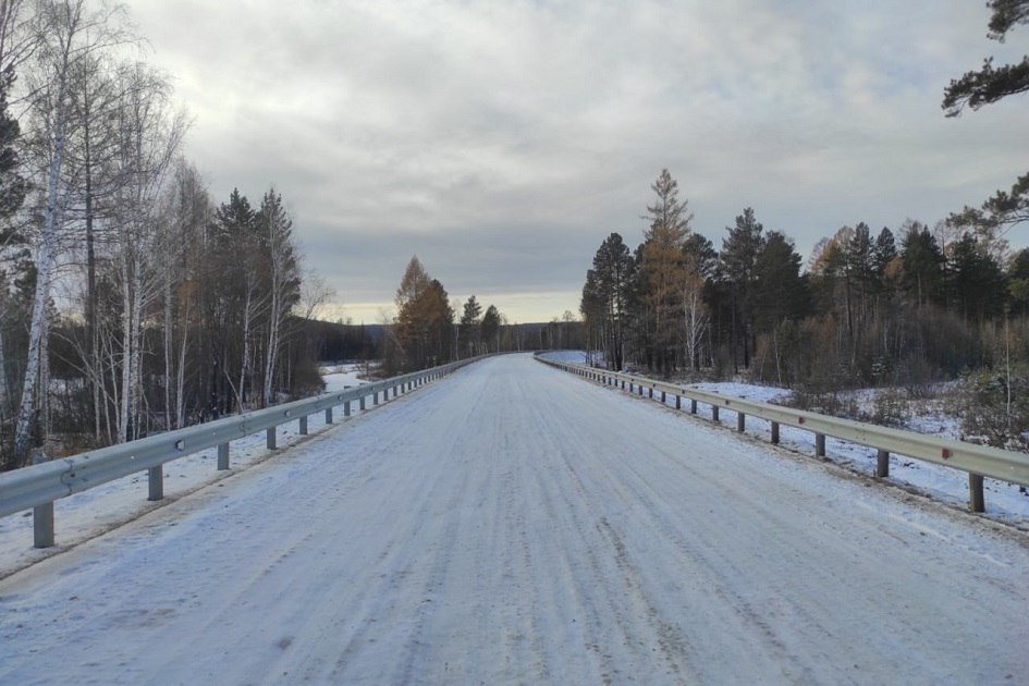 В Черемховском районе отремонтировали сложный участок дороги Голуметь Новостройка Речь идет об отрезке с 21 по 24 км Раньше он проходил вдоль реки Большая Белая Когда река разливалась населенные пункты оказывались заблокированными Особенно трудная ситуация возникла в 2019 году После наводнения решили эту часть дороги перенести подальше от воды Уровень дорожного полотна подняли на 6 метров Этот участок последний дорожный объект который открыт по программе восстановления после наводнения 2019 года Построено новое дорожное полотно с эффективной системой водоотвода что гарантирует надежность и безопасность движения в любое время года подчеркнул губернатор Игорь Кобзев Верблюд в огне