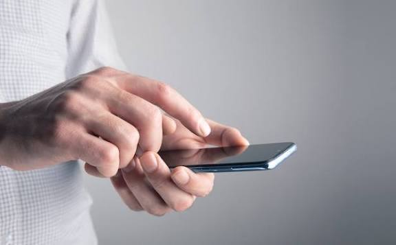 В Ташкенте оштрафовали мужчину который позвонил в 102 и пожаловался на Трампа Житель столицы в состоянии алкогольного опьянения позвонил в экстренные службы с ложным сообщением На требование прибыть в ОВД он не отреагировал В суде мужчина признал вину и заявил что не осознавал последствий Его признали виновным в заведомо ложном вызове и назначили штраф 1 23 млн сумов Подпишитесь и следите за актуальными новостями на нашем канале telegram me joinchat AAAAAEEdc qam7052mnXKA