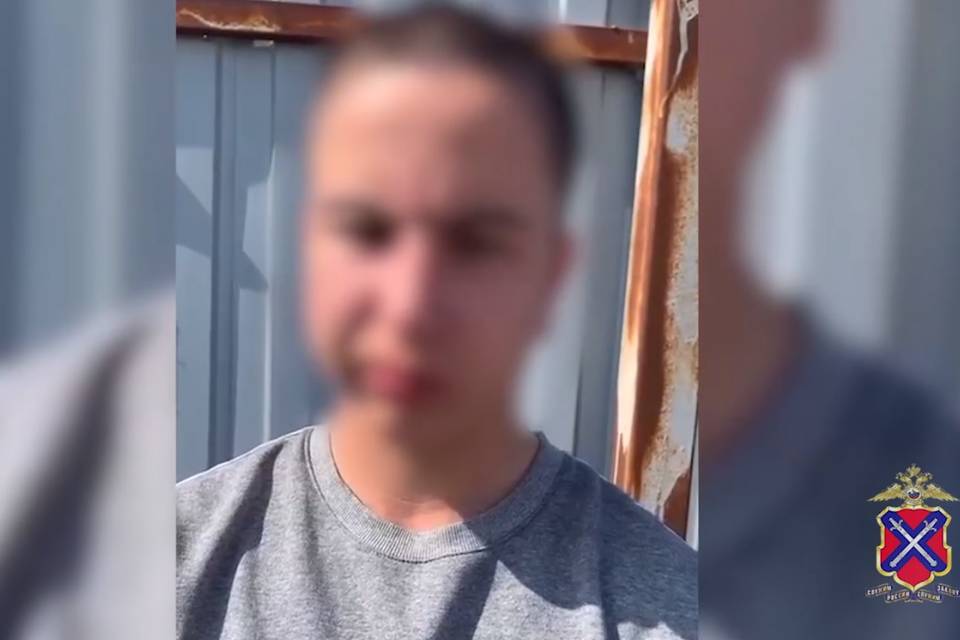 16-летнему закладчику в Волгограде грозит до 20 лет колонии У студента нашли 200 граммов наркотика В Кировском районе города Волгограда за покушение на сбыт наркотика в особо крупном размере задержан 16-летний студент колледжа. По данным оперативников, юный житель Дубовского района в теневом сегменте Интернета получил координаты тайника с оптовой партией синтетического вещества. Молодой человек должен был забрать зелье, расфасовать его на дозы и сбыть через "закладки", сообщили "Городским вестям" в пресс-службе ГУ МВД по региону. - Из тайника оперативники изъяли свёртки с веществом общим весом свыше 200 граммов, что является особо крупным размером. Согласно заключению экспертов, вещество - смесь содержащая N-метилэфедрон, - пояснили в полиции. Собранные материалы переданы в следственные органы для принятия процессуального решения. В полиции напомнили, что за преступления в сфере сбыта наркотиков в особо крупном размере предусмотрено наказание вплоть до 20 лет лишения свободы