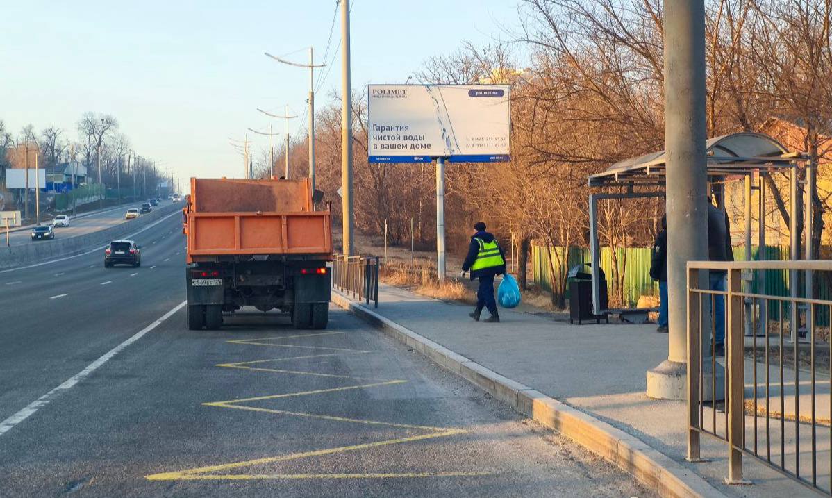 Бригады СГТ ежедневно наводят порядок во Владивостоке.     В зимний период первостепенной задачей муниципального предприятия становится вывоз снега, устранение наледи и гололедицы на дорогах города, обработка проезжей части реагентами.    Но не стоит забывать и о других ежедневных работах по уборке города.    Сотрудники городской службы регулярно отмывают от граффити подземные пешеходные переходы и автобусные остановки, убирают несанкционированную рекламу, меняют мусорные пакеты в урнах и, конечно, собирают случайный мусор с дорог и тротуаров Владивостока.   За день дорожными рабочими расходуется примерно 1000 мусорных пакетов и вывозится около 10 тонн мусора. С начала 2025 года сотрудниками СГТ уже было вывезено более 230 тонн мусора.    Просим соблюдать порядок в городе и не бросать мусор в неположенных местах.   Все вместе мы станем большой командой по созданию чистого и уютного города!