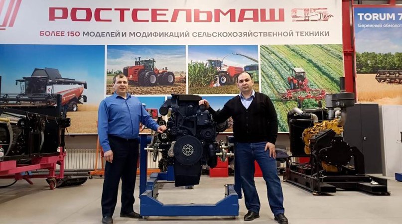 Ростсельмаш VK Преподаватели инженерного факультета Чувашского государственного аграрного университета повысили свою квалификацию в Академии Ростсельмаш. Доцент кафедры технического сервиса Алексей Григорьев и доцент кафедры транспортно-технологических машин и комплексов Владимир Батманов успешно закончили свое обучение в Ростове-на-Дону. Ростсельмаш предоставляет аграрным вузам информационные материалы, благодаря чему студенты получают актуальные знания, соответствующие требованиям современного сельскохозяйственного машиностроения. Студенты профильных учебных заведений имеют возможность пройти оплачиваемую стажировку в подразделениях Ростсельмаш по своей специальности. Они могут участвовать в разработке реальных образцов продукции и решении актуальных производственных задач. После успешного завершения стажировки и прохождения контрольного тестирования преподаватели получили именные сертификаты.