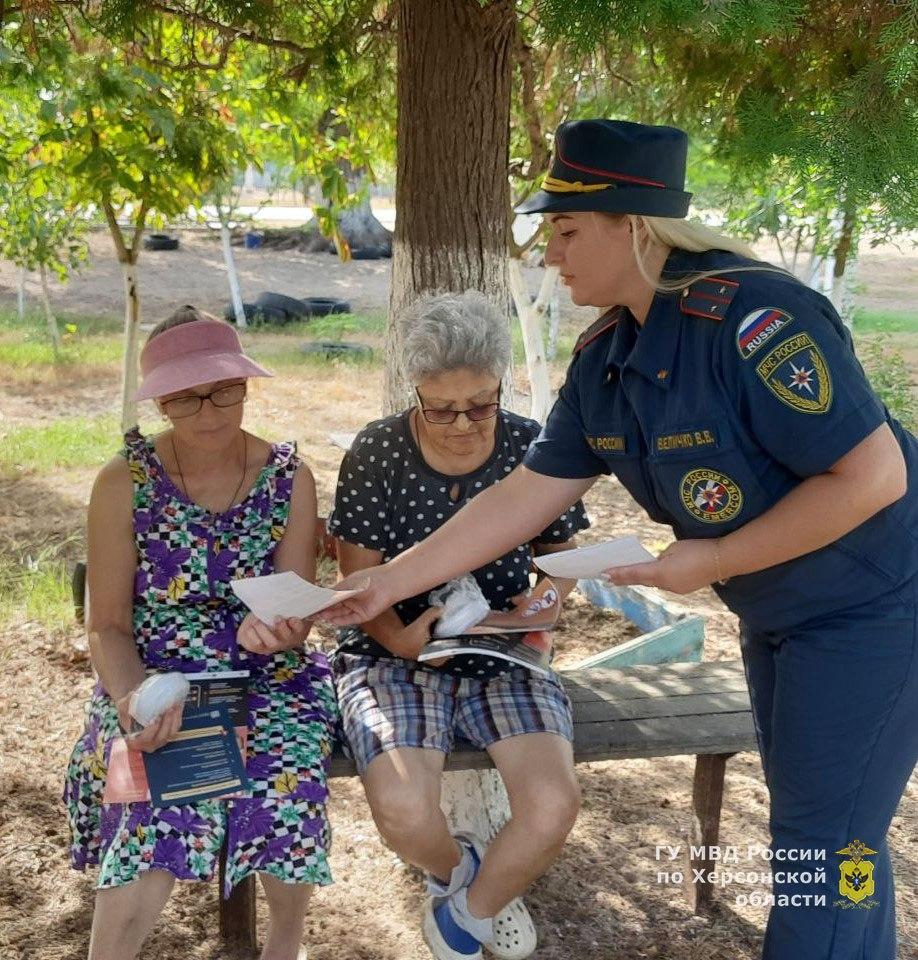 В Геническом округе Херсонской области полицейские и сотрудники МЧС провели профилактические мероприятия среди населения    Сотрудники ГУ МВД России по Херсонской области совместно с сотрудниками ГУ МЧС России по Херсонской области провели беседы с жителями села Стрелковое Генического муниципального округа. Главными темами встречи стали профилактика мошенничеств, а также меры безопасности в период действия в регионе особого противопожарного режима.    Полицейские рассказали местным жителям о распространённых мошеннических уловках, главная цель которых - завладение чужим имуществом и денежными средствами, а также напомнили о правилах, соблюдение которых помогут избежать несанкционированного списания денежных средств со счетов. Полицейские рекомендовали жителям округа обязательно перепроверять поступившую информацию от неизвестных лиц, не доверять словам и не действовать по указаниям звонивших.    В завершение беседы полицейские раздали памятки с указанием основных видов мошеннических действий и рекомендациями, как не попасться на уловки злоумышленников.    Сотрудники МЧС напомнили о запретах, установленных в период противопожарного режима: на разведение открытого огня, сжигание сухой травы и проведение любых пожароопасных работ.