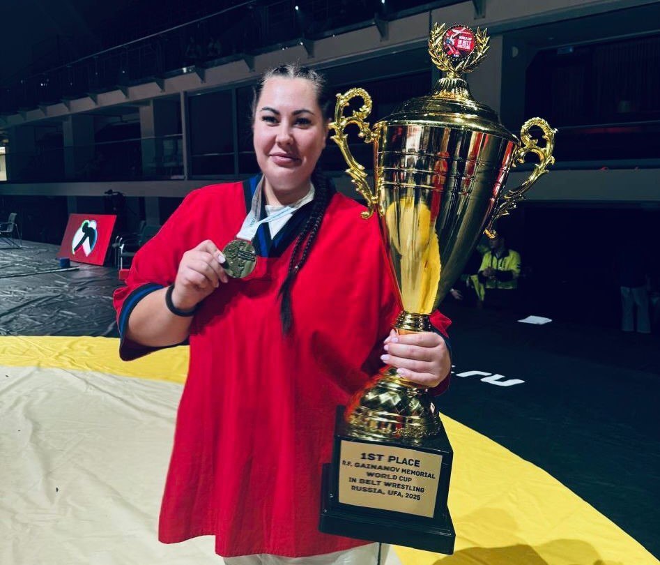 Татьяна Зырянова из Хакасии завоевала золото Кубка мира по борьбе на поясах 20 и 21 ноября в Уфе состоялся командный Кубок мира по борьбе на поясах памяти Рифа Гайнанова основателя всемирной и всероссийской федераций этого вида спорта В соревнованиях приняли участие представители 20 сборных из трёх частей света Европы Азии и Африки Поединки проходили во Дворце борьбы два дня Командные соревнования прошли в формате стенка на стенку В составе каждой команды по 8 борцов в разных весовых категориях В итоге команда основного состава национальной сборной заняла первое место одержав победу со счетом 6 2 Спортсменка из Хакасии Татьяна Зырянова в составе женской сборной России поднялась на верхнюю ступень пьедестала Сразу после Кубка мира в Уфе первые номера сборной отправляются в Дубай где пройдет чемпионат мира по борьбе на поясах Татьяна Зырянова является воспитанницей республиканской спортивной школы олимпийского резерва по единоборствам тренер Павел Петров Мы в MAX