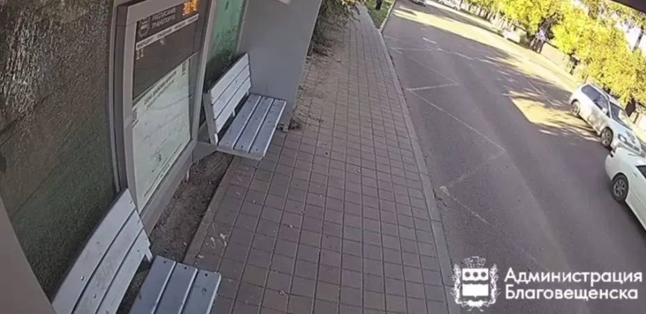 Ребенок разбил стекло автобусной остановки инцидент зафиксировали камеры Поврежденная остановка расположена в районе улиц Красноармейской и Мухина сообщает администрация Благовещенска Парень использовал камень найденный рядом и кинул его в стекло автобусного павильона ГСТК включил замену стекла в план работ и рассчитал ущерб предварительно оцененный в 30 тысяч рублей Организация также направит заявление в полицию Возмещение расходов за повреждение павильона ляжет на родителей ребенка Скриншот видео администрации Благовещенска ТЕЛЕПОРТ РФ здесь все об Амурской области  Мы в МАХ  Написать нам