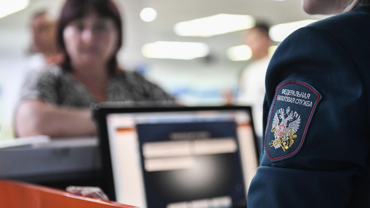 ФНС против дробления: маркетплейсы получат функционал по контролю за продавцами. Эксперимент уже идет — с 2025 года маркетплейсы передают ФНС данные о продавцах с признаками дробления; Единые стандарты идентификации — скоро у всех селлеров будет единый цифровой профиль; Профилактика вместо наказания — платформы будут предупреждать продавцов о рисках до блокировки. Дробление бизнеса лишает бюджет миллиардов — теперь маркетплейсы станут «налоговыми инспекторами» для недобросовестных селлеров Интересный нюанс: система будет учиться на ошибках — маркеры рисков сейчас тестируют в реальном времени. Выходит, даже налоговая переходит на «гибкие» ИТ-методы.