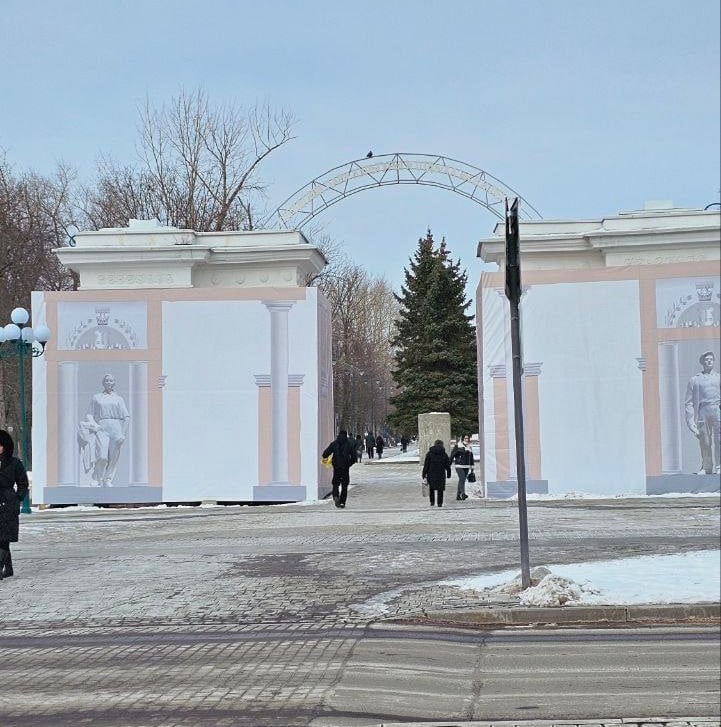 Реставрацию ворот в парке Ленина оценили в 8,7 млн рублей. В документах госзакупки сказано, что особую сложность представляет реставрация скульптур рабочего и работницы. Из-за ограниченного доступа к тыльным сторонам скульптур их нужно будет демонтировать. Затем фигуры отправят в реставрационную мастерскую для восстановления. Параллельно будут проводиться работы по выравниванию поврежденной колонны и восстановлению цоколя. Особое внимание уделят воссозданию первоначального цветового решения памятника, что вернет ему исторический облик. Архитектурную подсветку полностью модернизируют. Существующую металлическую арку придётся демонтировать, так как она не соответствует оригинальному замыслу, указано в техзадании. Новую подсветку выполнят с использованием современных светодиодных светильников, подключенных к опорам наружного освещения. Все этапы работ будут согласовываться с экспертами: скульпторами и историками. Это поможет сохранить аутентичность памятника и вернуть ему величественный облик.