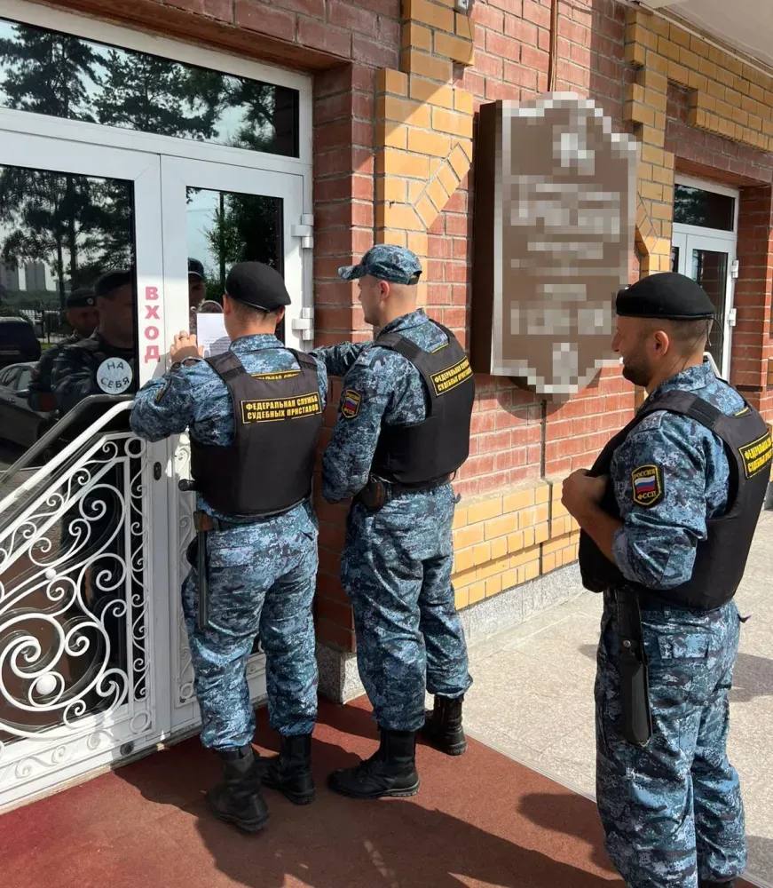 Суд остановил работу ресторана и гостиницы в Приамурье владелец этих объектов не применял при расчетах контрольно кассовую технику В Благовещенске принудительно остановили работу ресторана и гостиницы Налоговая служба выяснила что индивидуальный предприниматель работающий в гостиничном бизнесе а также имеющий ресторан при проведении расчетов с использованием электронных средств платежа не применял контрольно кассовую технику Таким образом ИП нарушил законодательство Суд рассмотрев административное дело вынес решение о приостановлении деятельности объектов При поступлении исполнительного документа судебный пристав незамедлительно возбудил исполнительное производство После вручения представителю владельца бизнеса постановления о возбуждении исполнительного производства помещения были опечатаны Ему также разъяснили что может грозить за неисполнение решения суда Законодательством для таких случаев предусмотрены меры административного характера сообщили в управлении Федеральной службы судебных приставов по Амурской области Сотрудники службы будут осуществлять контроль за соблюдением решения на протяжении всего срока действия административного наказания Фото управления ФССП России по Амурской области ТЕЛЕПОРТ РФ здесь все об Амурской области Написать нам