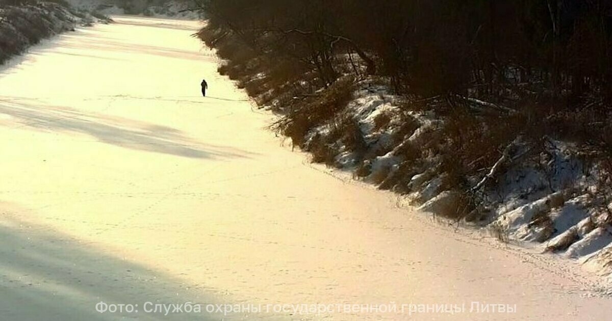 Попутал берега 44 летний литовец забрёл в Россию пытаясь сделать селфи на льду Шешупе 44 летний литовец забрёл в Россию пытаясь сделать селфи на льду Шешупе Нарушителя заметили литовские пограничники и вернули фотографа любителя на родину Об инциденте который произошёл 24 января сообщили в пограничной службе прибалтийской республики Задержанный полностью раскаялся и признал свою вину Только поэтому суд назначил ему половину минимального штрафа 35 евро Литовские пограничники рассказали что с наступлением зимы чаще всего границу ненароком пересекают рыбаки так как именно берега Шешупе разделяют два государства Подобные действия представляют реальную опасность поскольку эта территория является геополитически чувствительной и лица въезжающие в Калининградскую область России могут столкнуться с серьёзными последствиями Их возвращение в Литву может занять неопределённое время пугают своих сограждан в прибалтийской республике