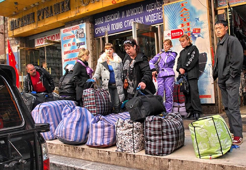 Россияне возродили практику челночной торговли драгоценностями и гаджетами В российских соцсетях развился нелегальный рынок контрабанды импортных товаров — от доставки в Россию документов и лекарств до пересылки люксовых аксессуаров и гаджетов, выяснили «Известия». Торговля «запрещенкой» организована по челночной системе: отдельные россияне выезжают за границу, закупают необходимые товары, а потом ввозят их в Россию под видом личных вещей. Особенным спросом пользуются предметы роскоши, ювелирная продукция и дорогостоящие гаджеты. В соцсетях и мессенджерах работают «многочисленные каналы», в которых открыто предлагаются услуги по пересылке из-за границы документов, ключей, продуктов, представительских товаров, медикаментов и другого. Подписаться Прислать новость